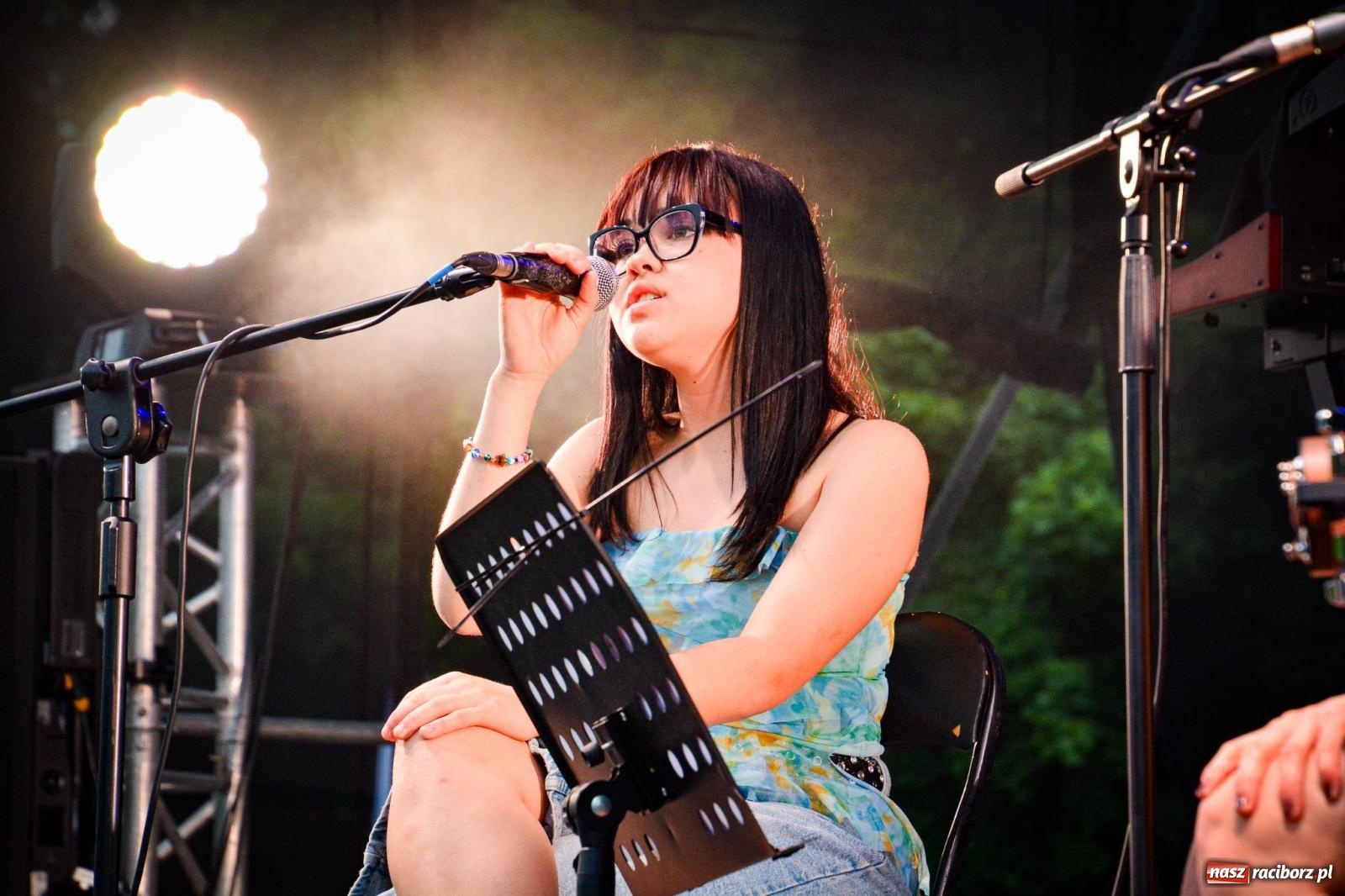 Zdjęcie w galerii na portalu naszraciborz.pl: Deszcz nie przegonił fanów – Viki Gabor i Grzegorz Hyży otworzyli Dni Raciborza [FOTO i WIDEO] wiadomości z regionu