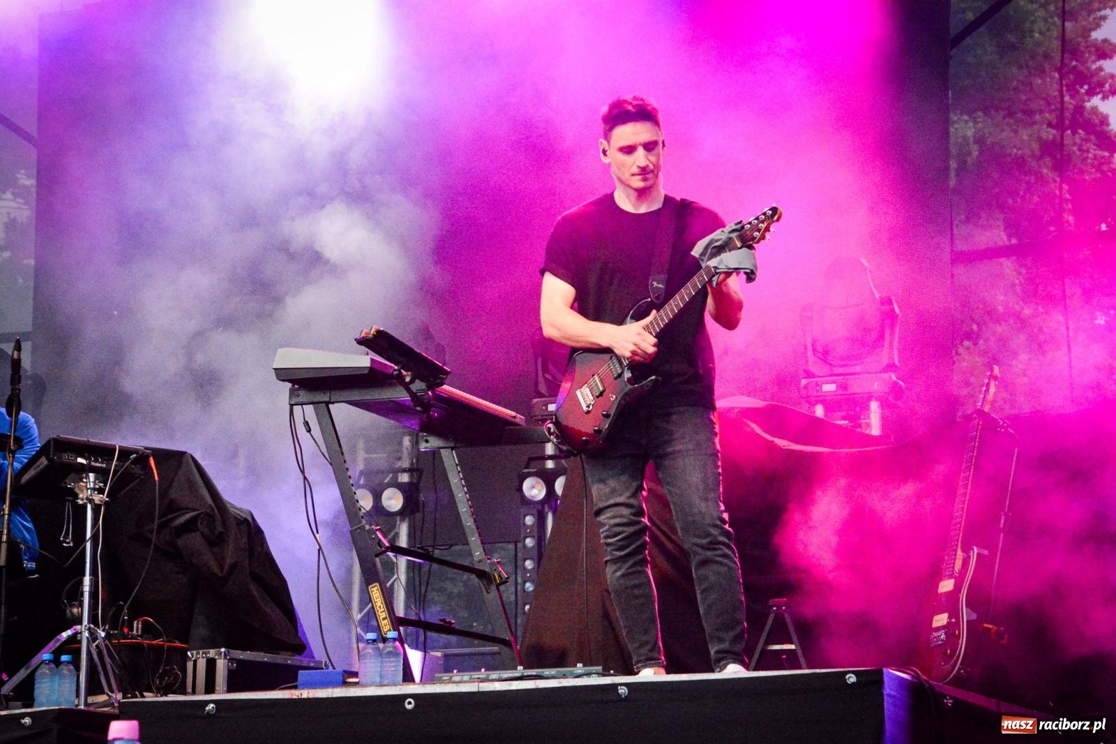 Zdjęcie w galerii na portalu naszraciborz.pl: Deszcz nie przegonił fanów – Viki Gabor i Grzegorz Hyży otworzyli Dni Raciborza [FOTO i WIDEO] wiadomości z regionu