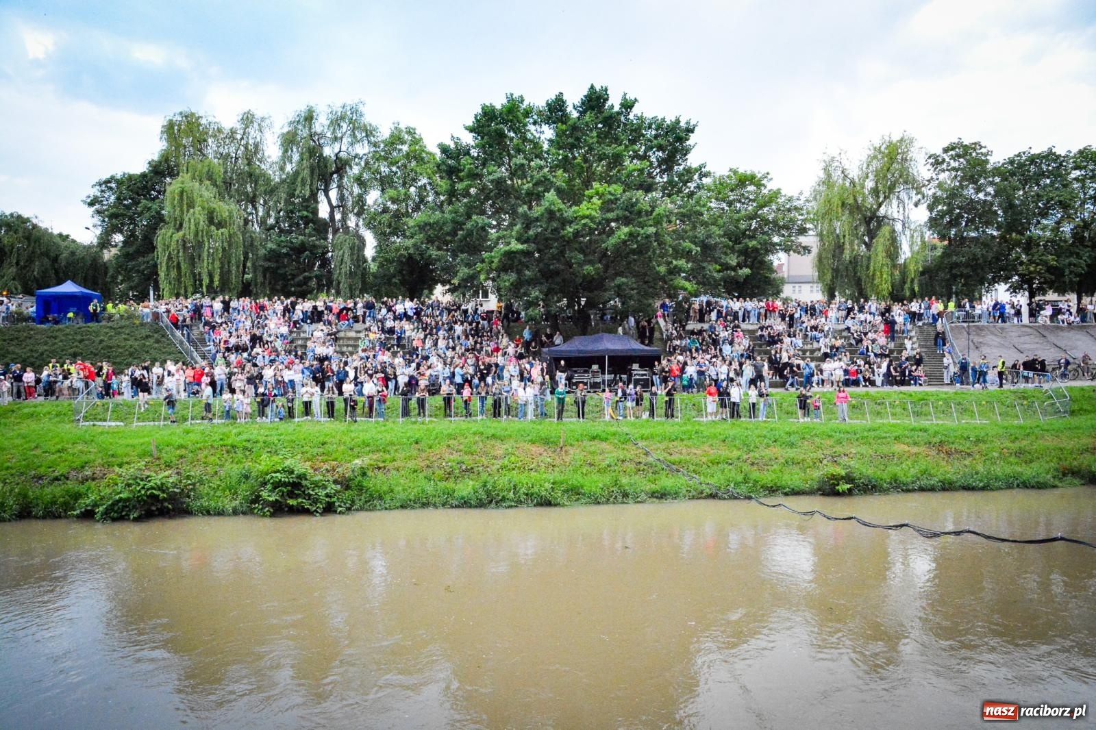 Zdjęcie w galerii na portalu naszraciborz.pl: Deszcz nie przegonił fanów – Viki Gabor i Grzegorz Hyży otworzyli Dni Raciborza [FOTO i WIDEO] wiadomości z regionu