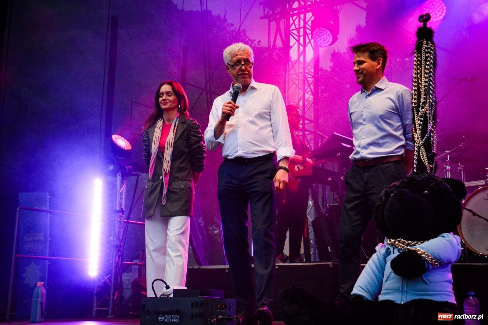 Zdjęcie w galerii na portalu naszraciborz.pl: Deszcz nie przegonił fanów – Viki Gabor i Grzegorz Hyży otworzyli Dni Raciborza [FOTO i WIDEO] wiadomości z regionu