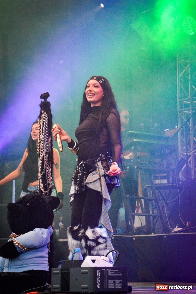 Zdjęcie w galerii na portalu naszraciborz.pl: Deszcz nie przegonił fanów – Viki Gabor i Grzegorz Hyży otworzyli Dni Raciborza [FOTO i WIDEO] wiadomości z regionu