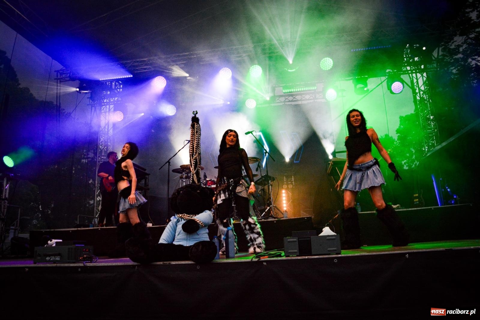 Zdjęcie w galerii na portalu naszraciborz.pl: Deszcz nie przegonił fanów – Viki Gabor i Grzegorz Hyży otworzyli Dni Raciborza [FOTO i WIDEO] wiadomości z regionu