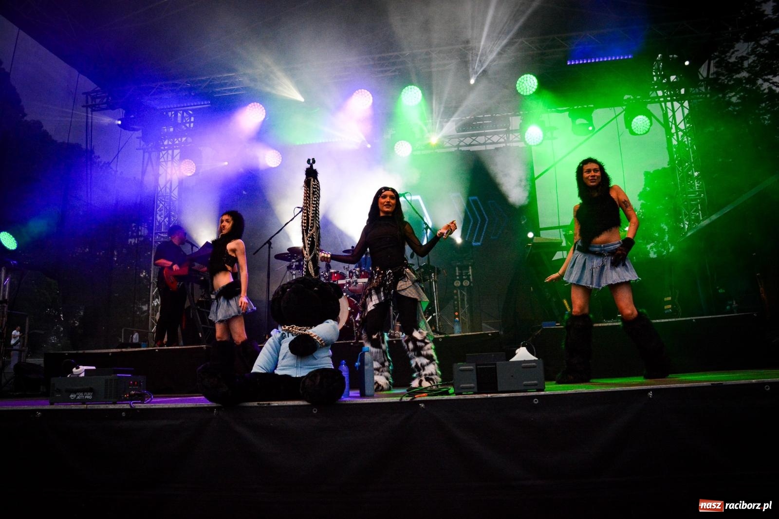 Zdjęcie w galerii na portalu naszraciborz.pl: Deszcz nie przegonił fanów – Viki Gabor i Grzegorz Hyży otworzyli Dni Raciborza [FOTO i WIDEO] wiadomości z regionu