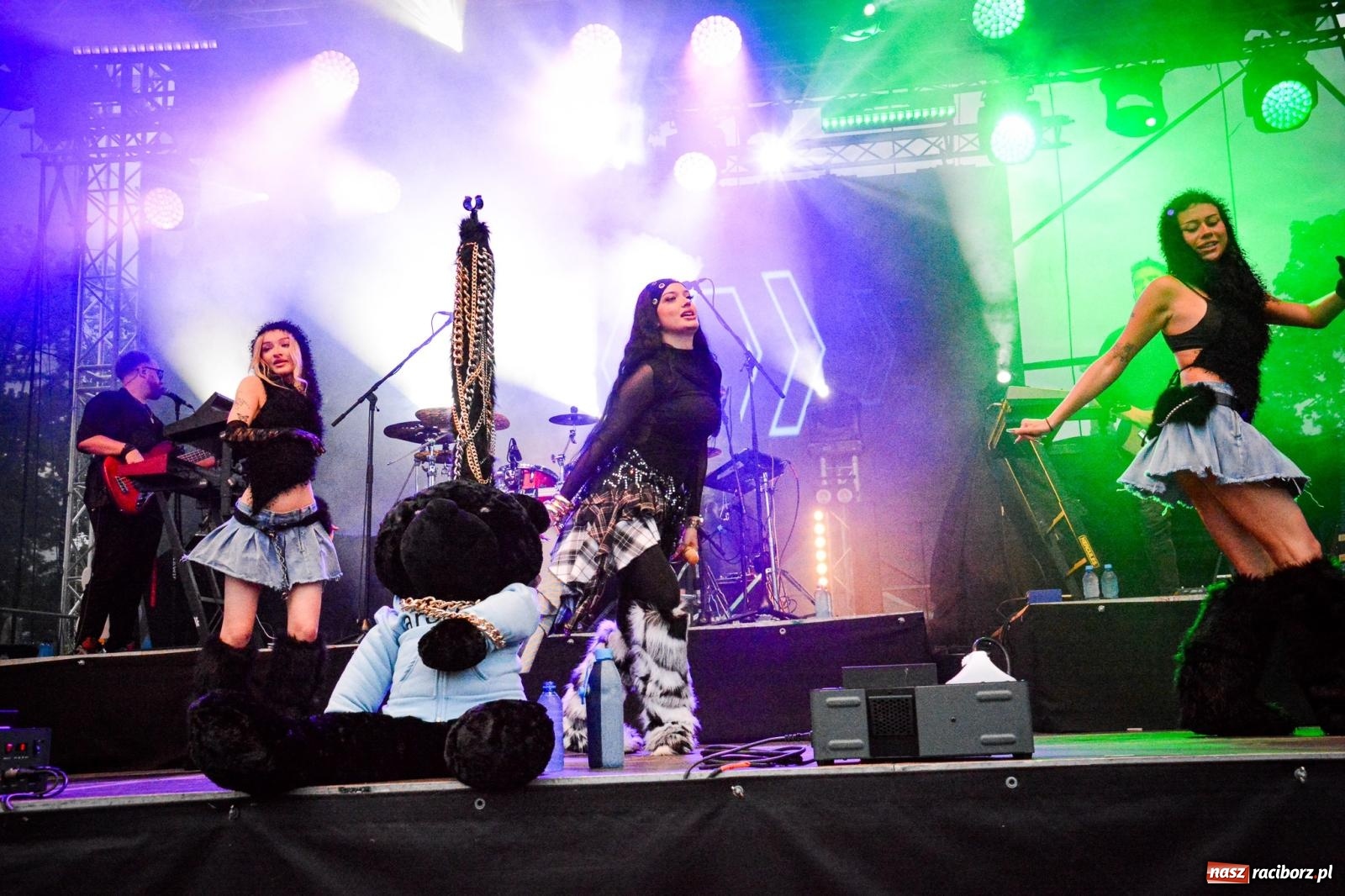 Zdjęcie w galerii na portalu naszraciborz.pl: Deszcz nie przegonił fanów – Viki Gabor i Grzegorz Hyży otworzyli Dni Raciborza [FOTO i WIDEO] wiadomości z regionu