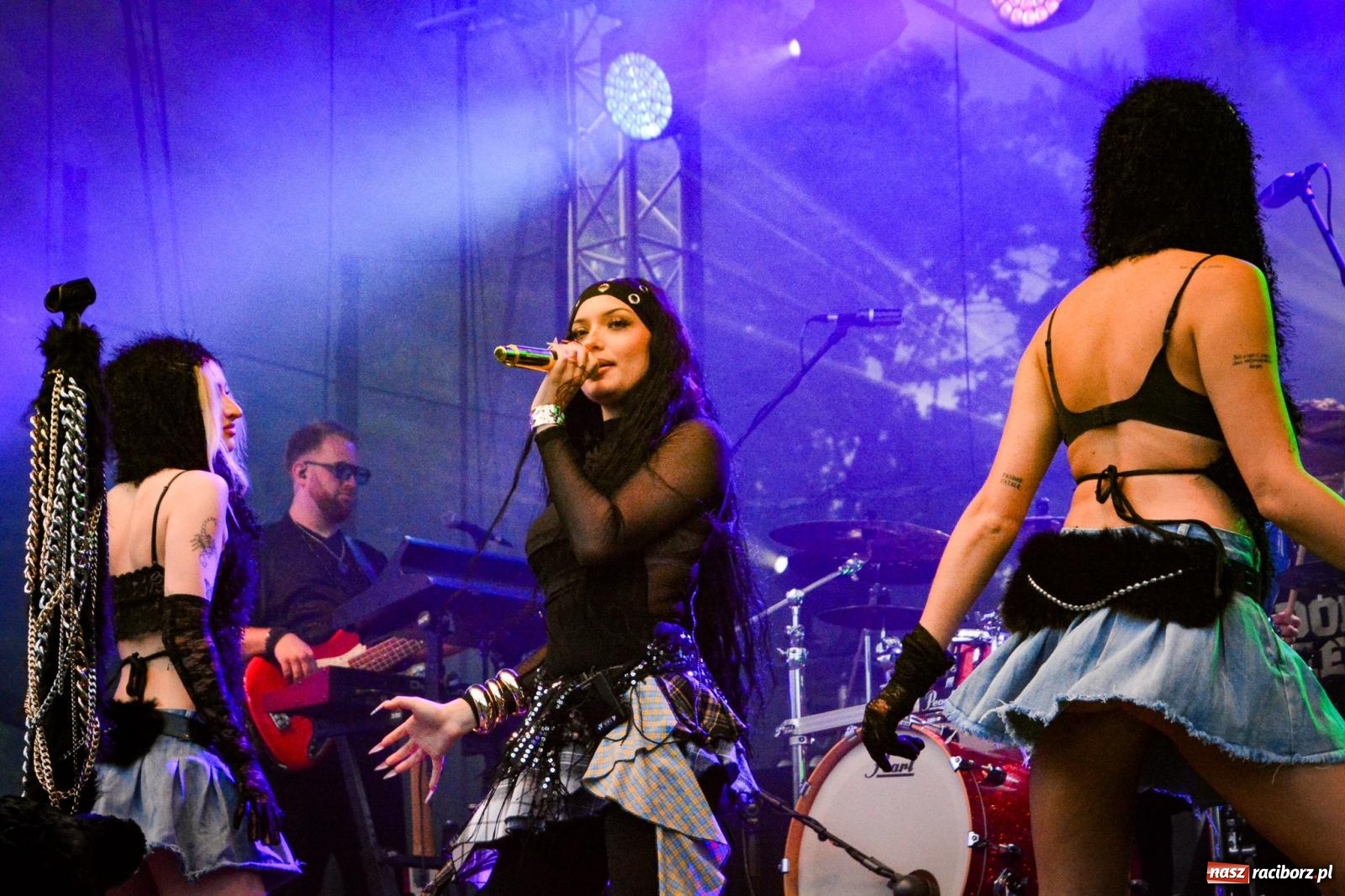 Zdjęcie w galerii na portalu naszraciborz.pl: Deszcz nie przegonił fanów – Viki Gabor i Grzegorz Hyży otworzyli Dni Raciborza [FOTO i WIDEO] wiadomości z regionu