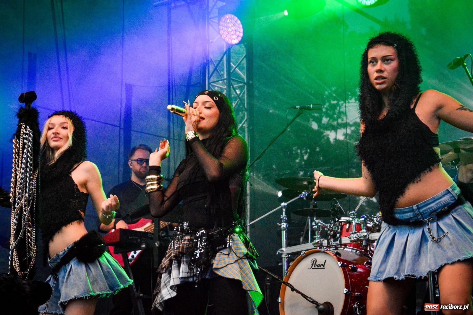 Zdjęcie w galerii na portalu naszraciborz.pl: Deszcz nie przegonił fanów – Viki Gabor i Grzegorz Hyży otworzyli Dni Raciborza [FOTO i WIDEO] wiadomości z regionu