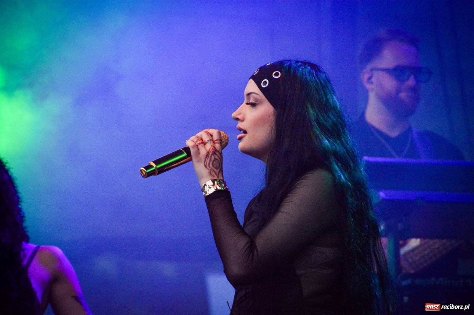 Zdjęcie w galerii na portalu naszraciborz.pl: Deszcz nie przegonił fanów – Viki Gabor i Grzegorz Hyży otworzyli Dni Raciborza [FOTO i WIDEO] wiadomości z regionu