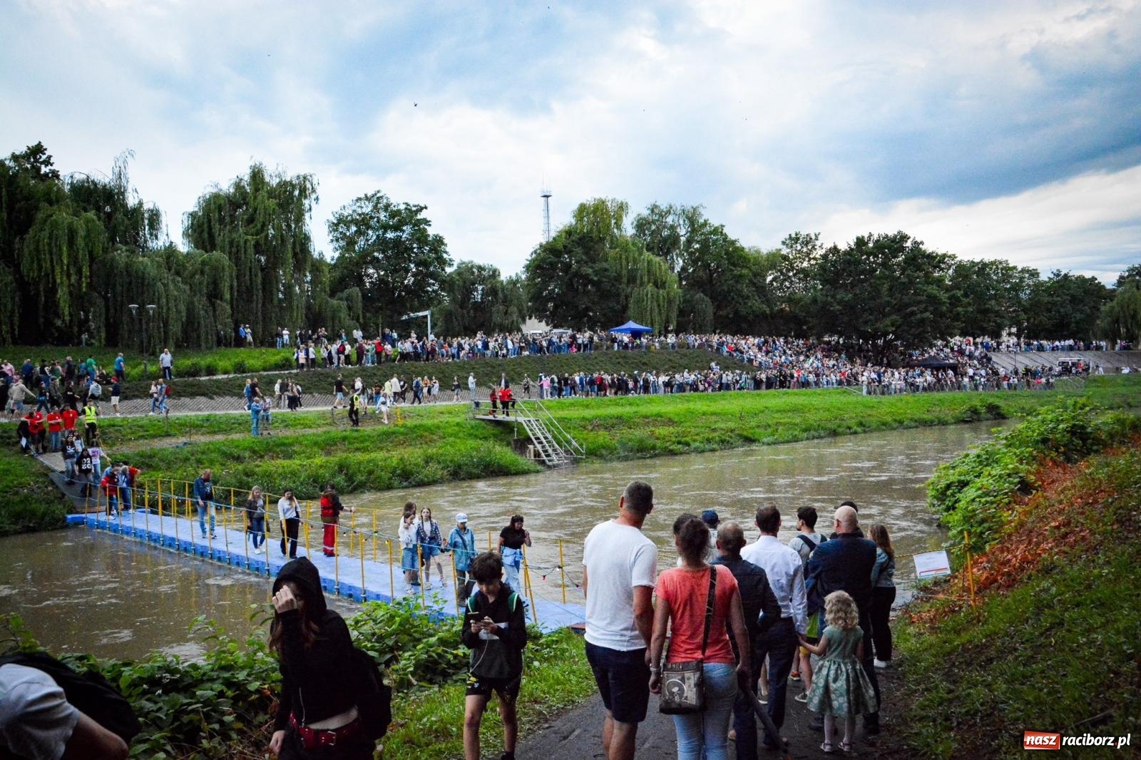 Zdjęcie w galerii na portalu naszraciborz.pl: Deszcz nie przegonił fanów – Viki Gabor i Grzegorz Hyży otworzyli Dni Raciborza [FOTO i WIDEO] wiadomości z regionu