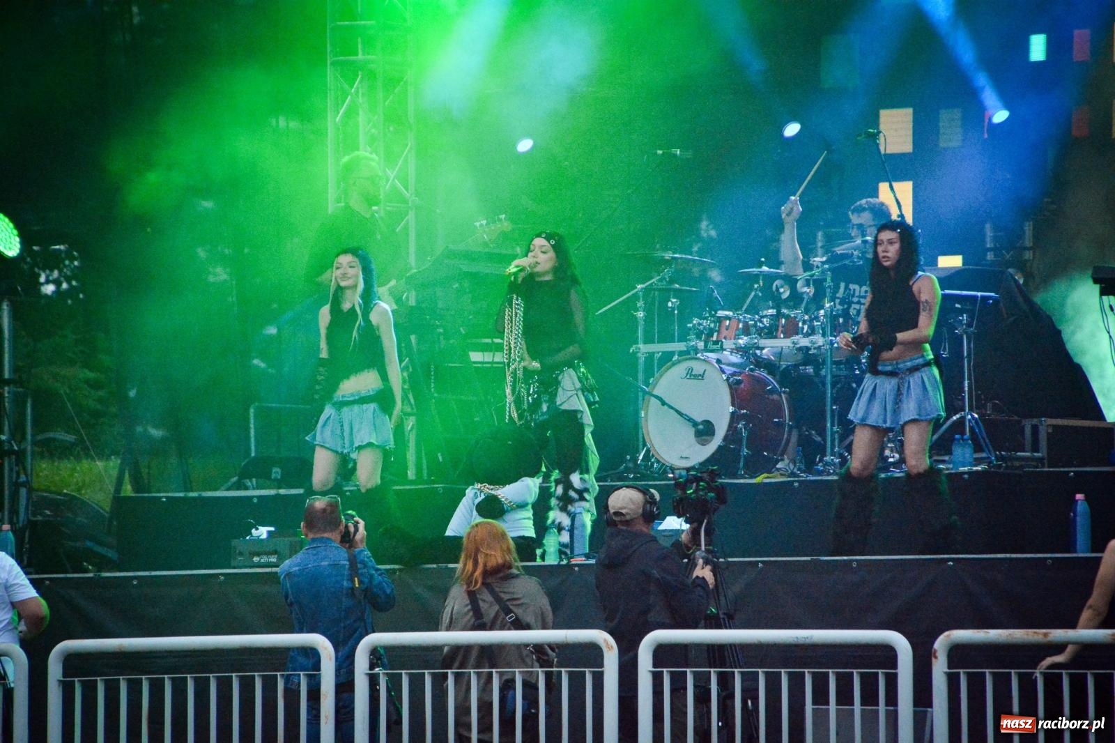 Zdjęcie w galerii na portalu naszraciborz.pl: Deszcz nie przegonił fanów – Viki Gabor i Grzegorz Hyży otworzyli Dni Raciborza [FOTO i WIDEO] wiadomości z regionu