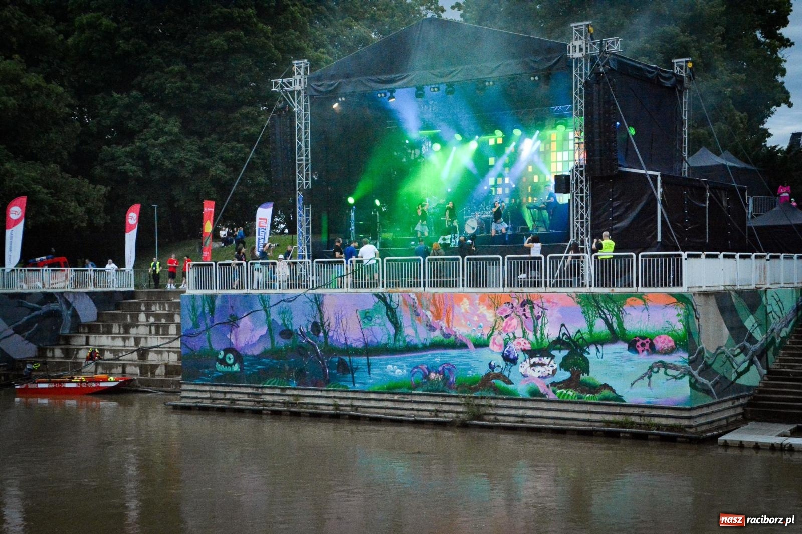 Zdjęcie w galerii na portalu naszraciborz.pl: Deszcz nie przegonił fanów – Viki Gabor i Grzegorz Hyży otworzyli Dni Raciborza [FOTO i WIDEO] wiadomości z regionu