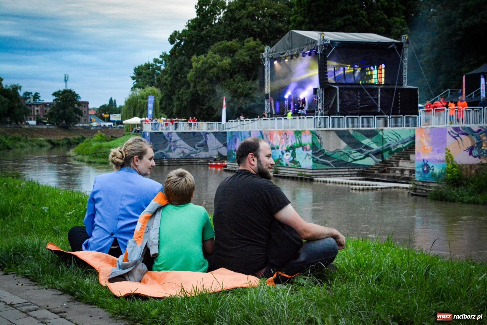 Zdjęcie w galerii na portalu naszraciborz.pl: Deszcz nie przegonił fanów – Viki Gabor i Grzegorz Hyży otworzyli Dni Raciborza [FOTO i WIDEO] wiadomości z regionu