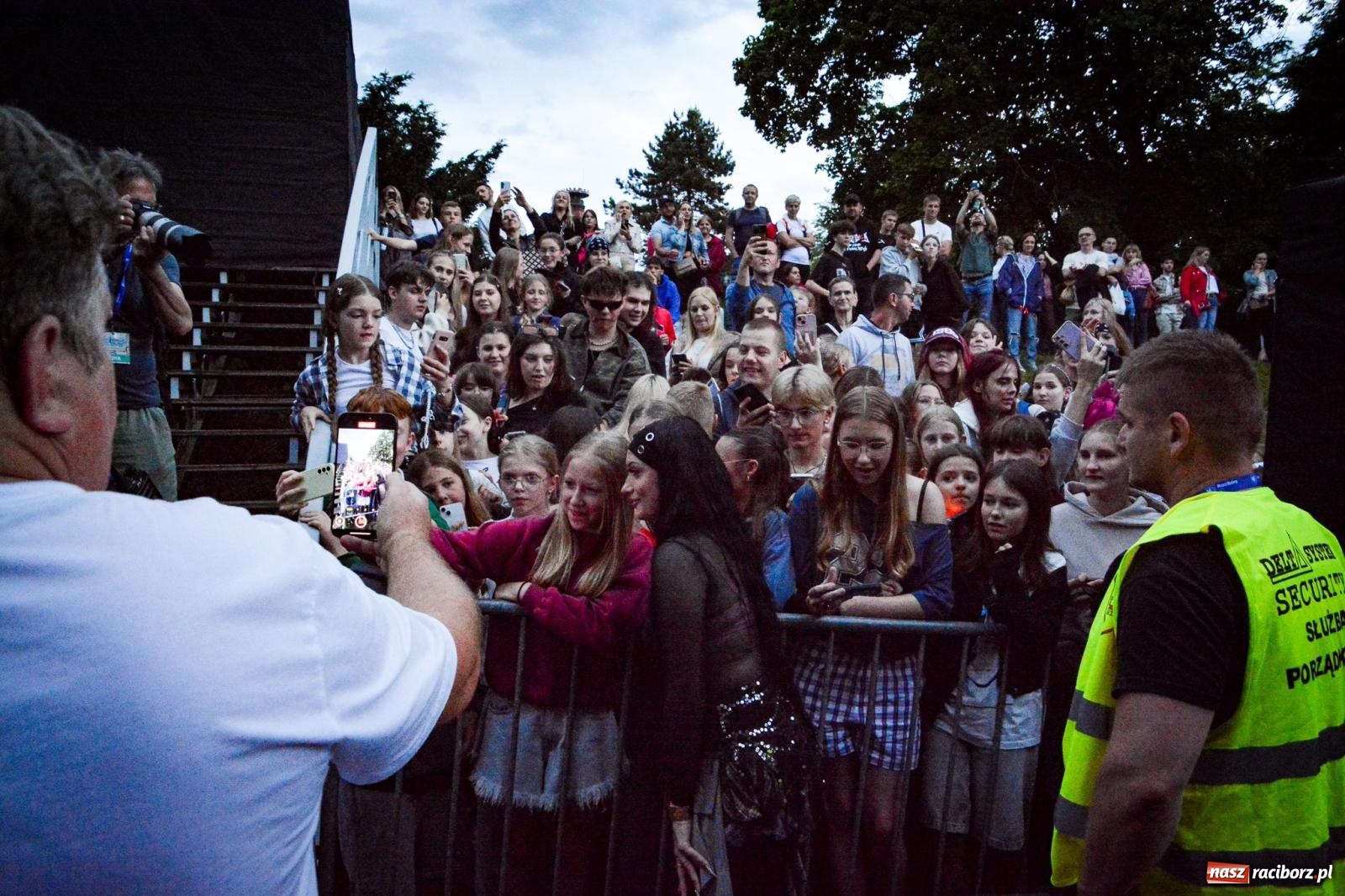 Zdjęcie w galerii na portalu naszraciborz.pl: Deszcz nie przegonił fanów – Viki Gabor i Grzegorz Hyży otworzyli Dni Raciborza [FOTO i WIDEO] wiadomości z regionu