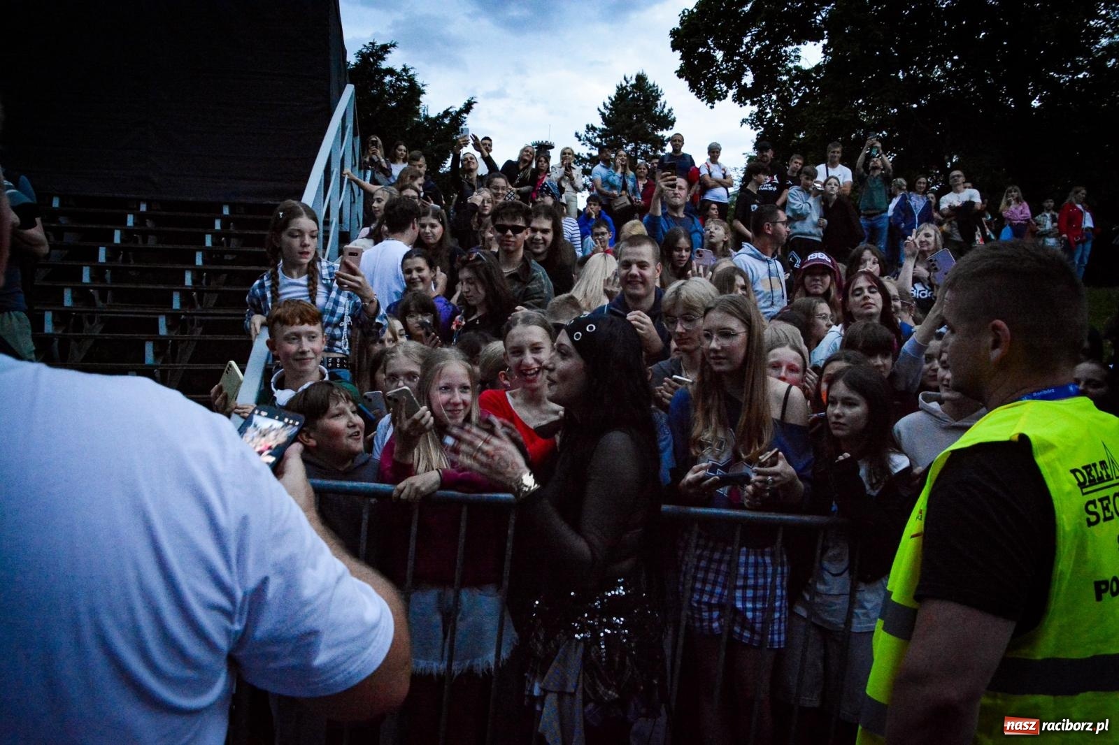 Zdjęcie w galerii na portalu naszraciborz.pl: Deszcz nie przegonił fanów – Viki Gabor i Grzegorz Hyży otworzyli Dni Raciborza [FOTO i WIDEO] wiadomości z regionu