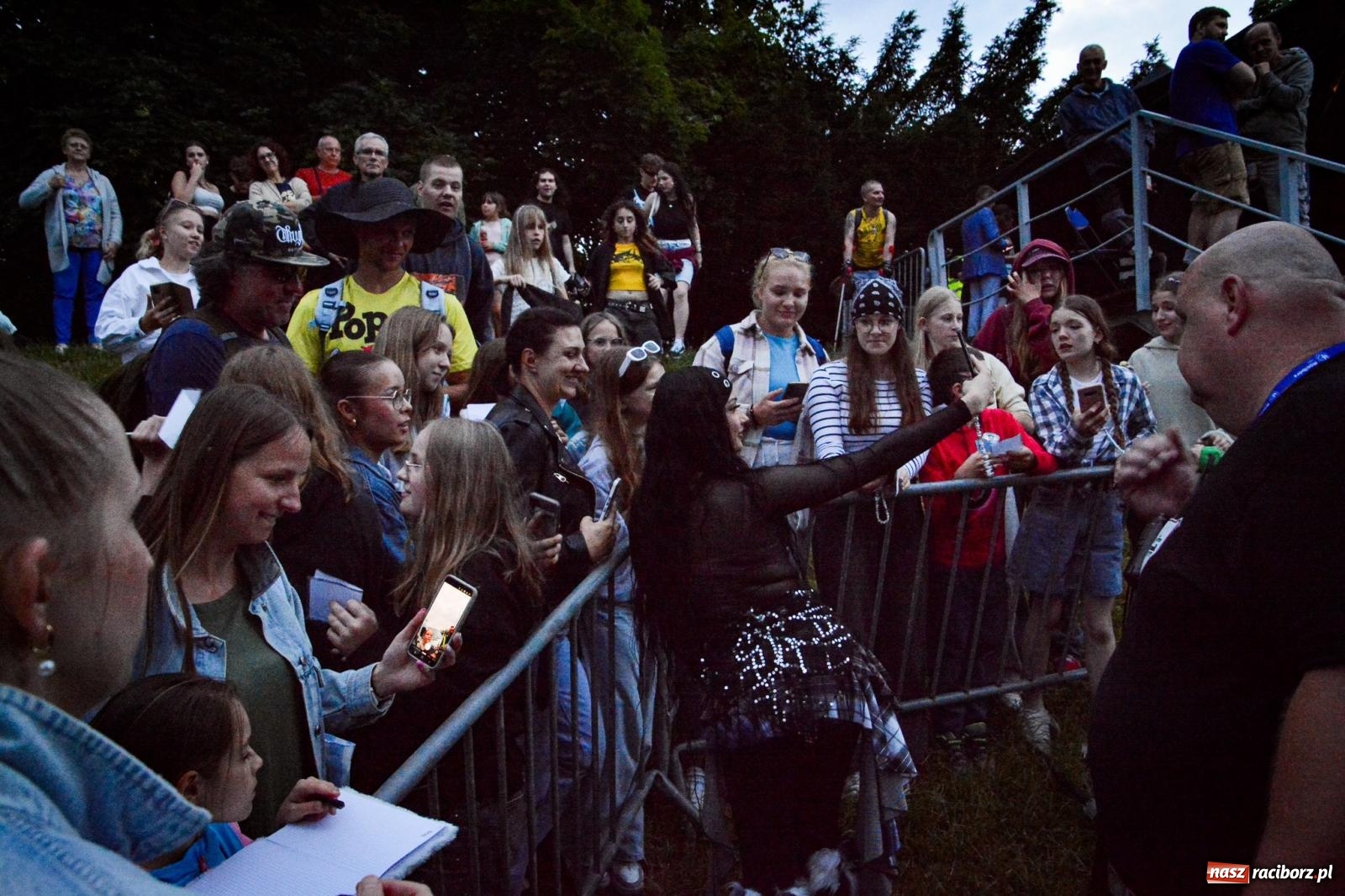 Zdjęcie w galerii na portalu naszraciborz.pl: Deszcz nie przegonił fanów – Viki Gabor i Grzegorz Hyży otworzyli Dni Raciborza [FOTO i WIDEO] wiadomości z regionu