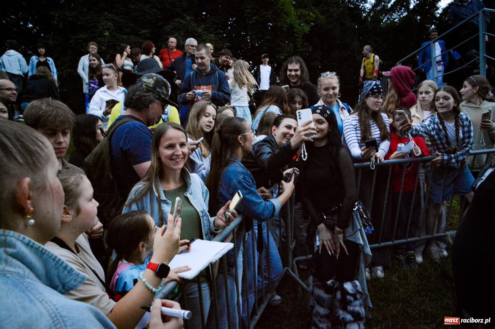 Zdjęcie w galerii na portalu naszraciborz.pl: Deszcz nie przegonił fanów – Viki Gabor i Grzegorz Hyży otworzyli Dni Raciborza [FOTO i WIDEO] wiadomości z regionu
