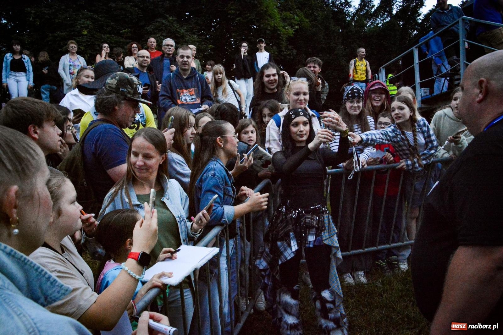 Zdjęcie w galerii na portalu naszraciborz.pl: Deszcz nie przegonił fanów – Viki Gabor i Grzegorz Hyży otworzyli Dni Raciborza [FOTO i WIDEO] wiadomości z regionu