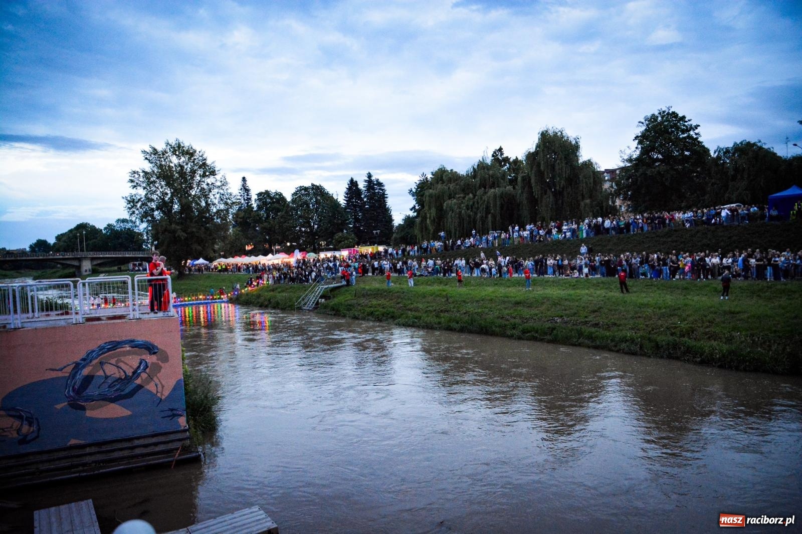 Zdjęcie w galerii na portalu naszraciborz.pl: Deszcz nie przegonił fanów – Viki Gabor i Grzegorz Hyży otworzyli Dni Raciborza [FOTO i WIDEO] wiadomości z regionu