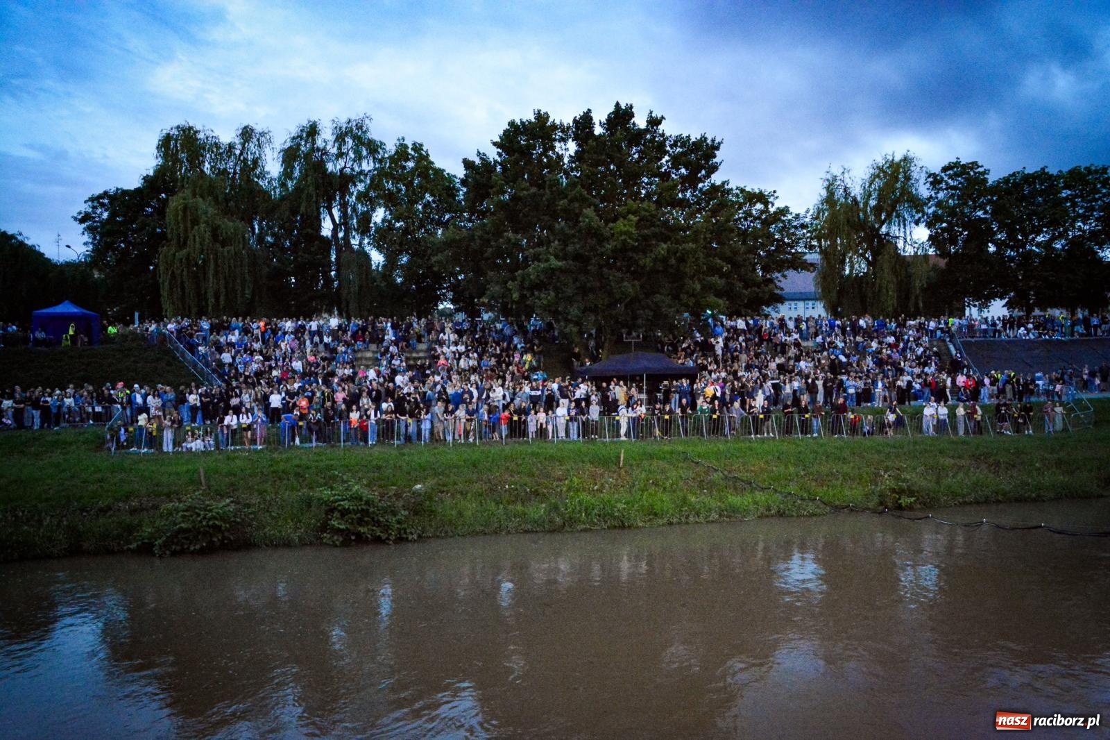 Zdjęcie w galerii na portalu naszraciborz.pl: Deszcz nie przegonił fanów – Viki Gabor i Grzegorz Hyży otworzyli Dni Raciborza [FOTO i WIDEO] wiadomości z regionu