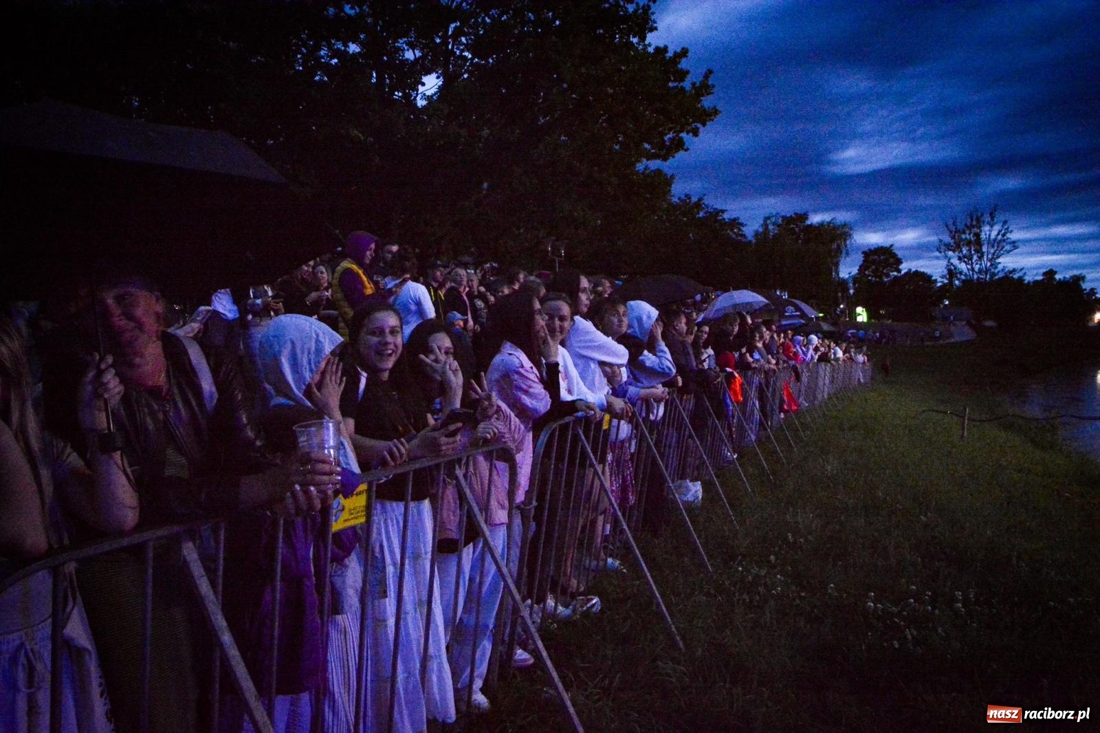 Zdjęcie w galerii na portalu naszraciborz.pl: Deszcz nie przegonił fanów – Viki Gabor i Grzegorz Hyży otworzyli Dni Raciborza [FOTO i WIDEO] wiadomości z regionu
