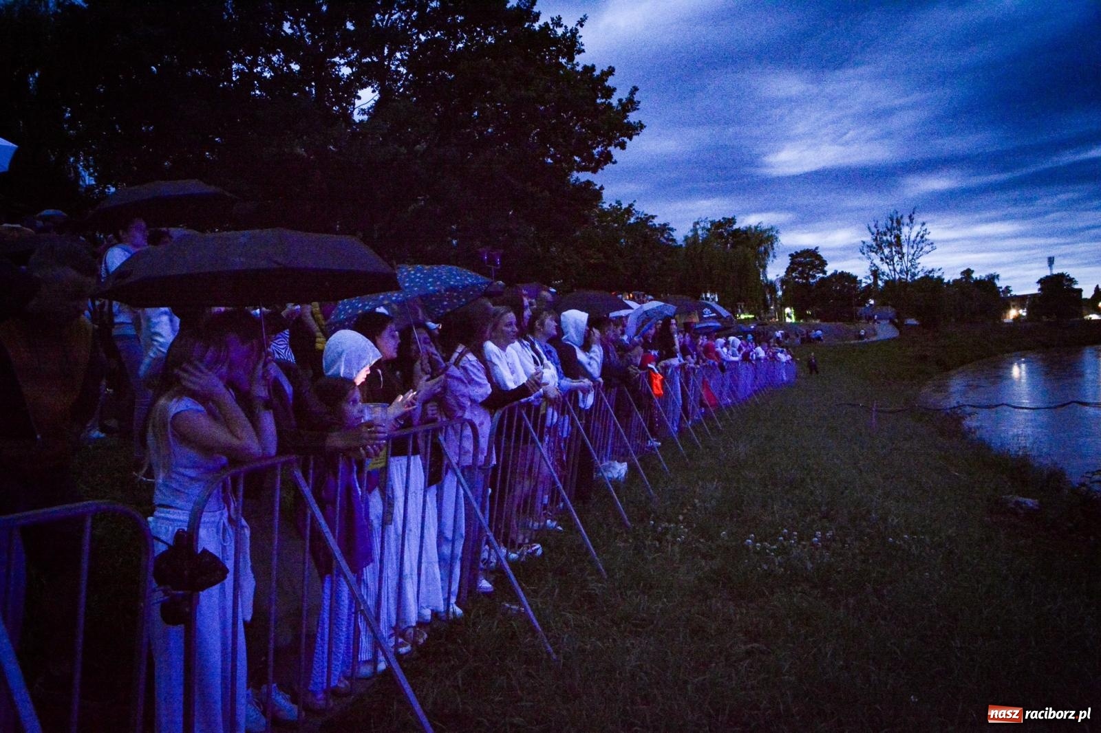 Zdjęcie w galerii na portalu naszraciborz.pl: Deszcz nie przegonił fanów – Viki Gabor i Grzegorz Hyży otworzyli Dni Raciborza [FOTO i WIDEO] wiadomości z regionu