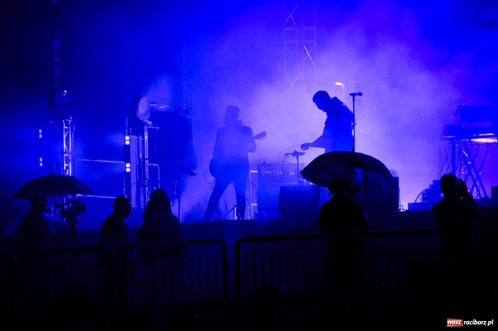 Zdjęcie w galerii na portalu naszraciborz.pl: Deszcz nie przegonił fanów – Viki Gabor i Grzegorz Hyży otworzyli Dni Raciborza [FOTO i WIDEO] wiadomości z regionu