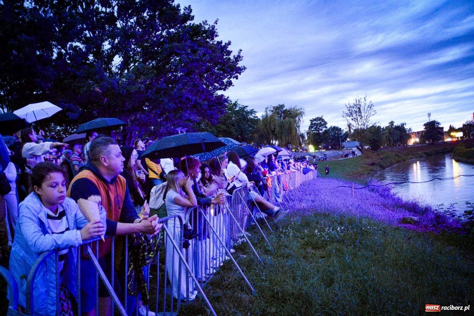 Zdjęcie w galerii na portalu naszraciborz.pl: Deszcz nie przegonił fanów – Viki Gabor i Grzegorz Hyży otworzyli Dni Raciborza [FOTO i WIDEO] wiadomości z regionu
