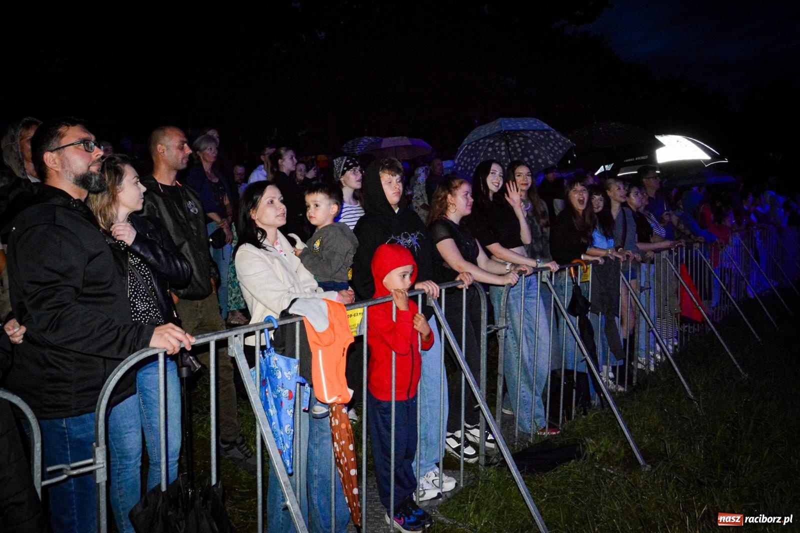 Zdjęcie w galerii na portalu naszraciborz.pl: Deszcz nie przegonił fanów – Viki Gabor i Grzegorz Hyży otworzyli Dni Raciborza [FOTO i WIDEO] wiadomości z regionu