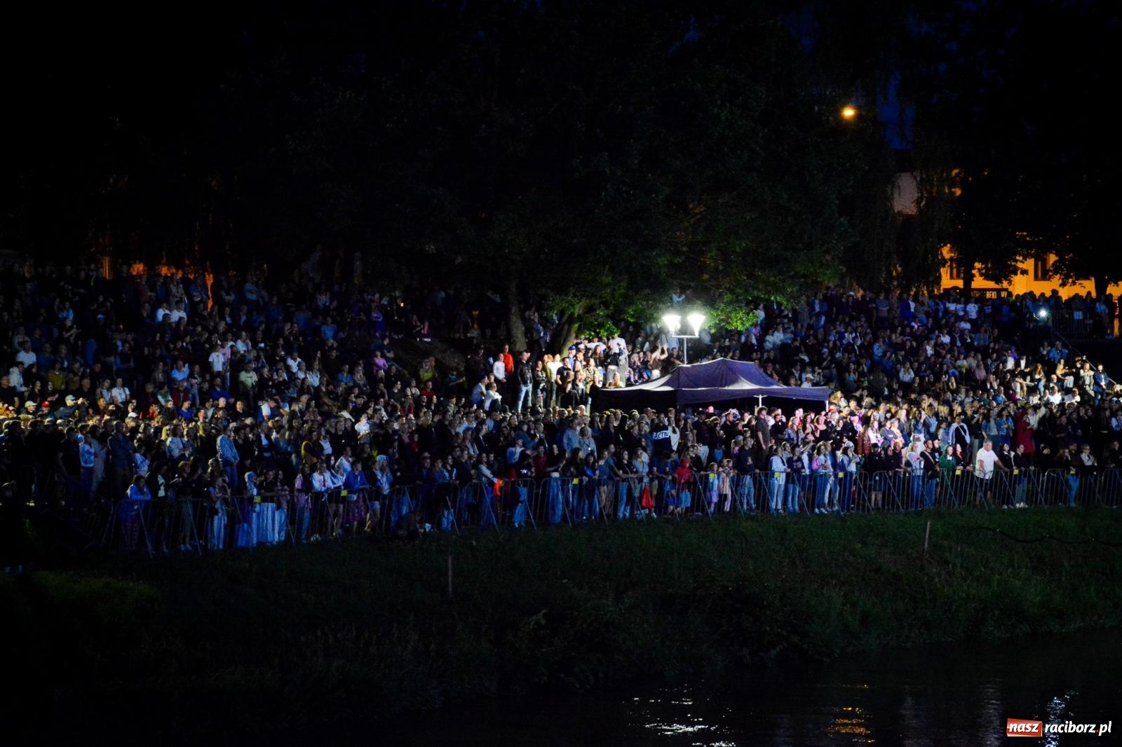 Zdjęcie w galerii na portalu naszraciborz.pl: Deszcz nie przegonił fanów – Viki Gabor i Grzegorz Hyży otworzyli Dni Raciborza [FOTO i WIDEO] wiadomości z regionu