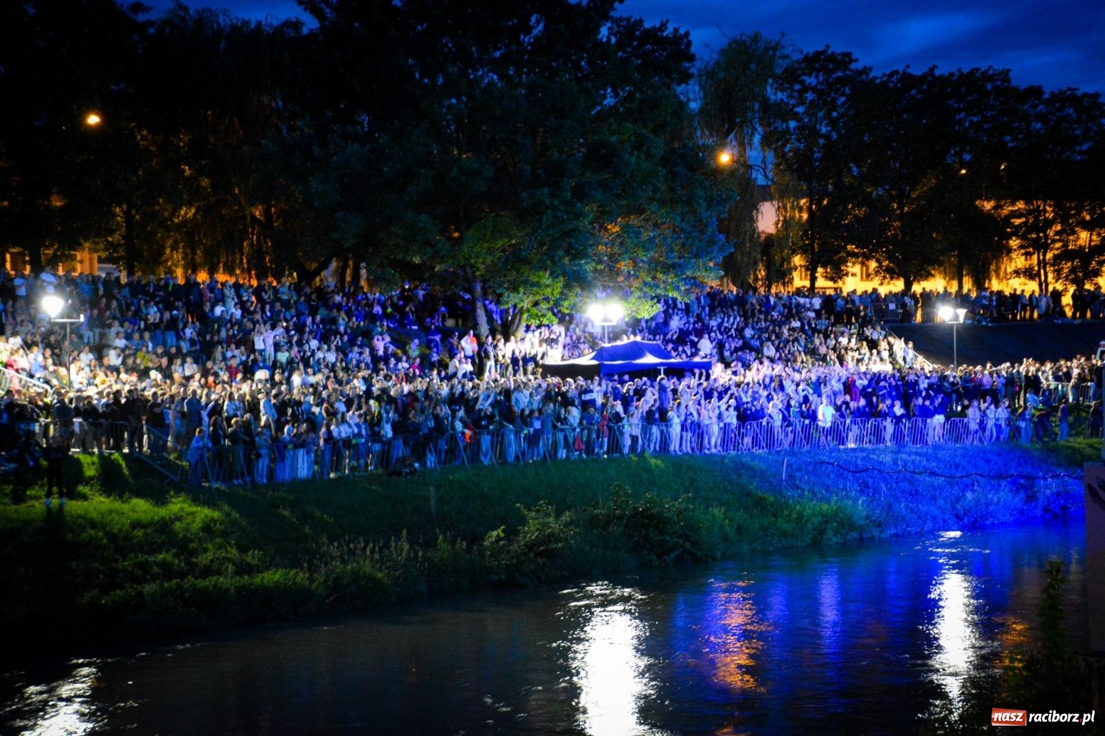 Zdjęcie w galerii na portalu naszraciborz.pl: Deszcz nie przegonił fanów – Viki Gabor i Grzegorz Hyży otworzyli Dni Raciborza [FOTO i WIDEO] wiadomości z regionu