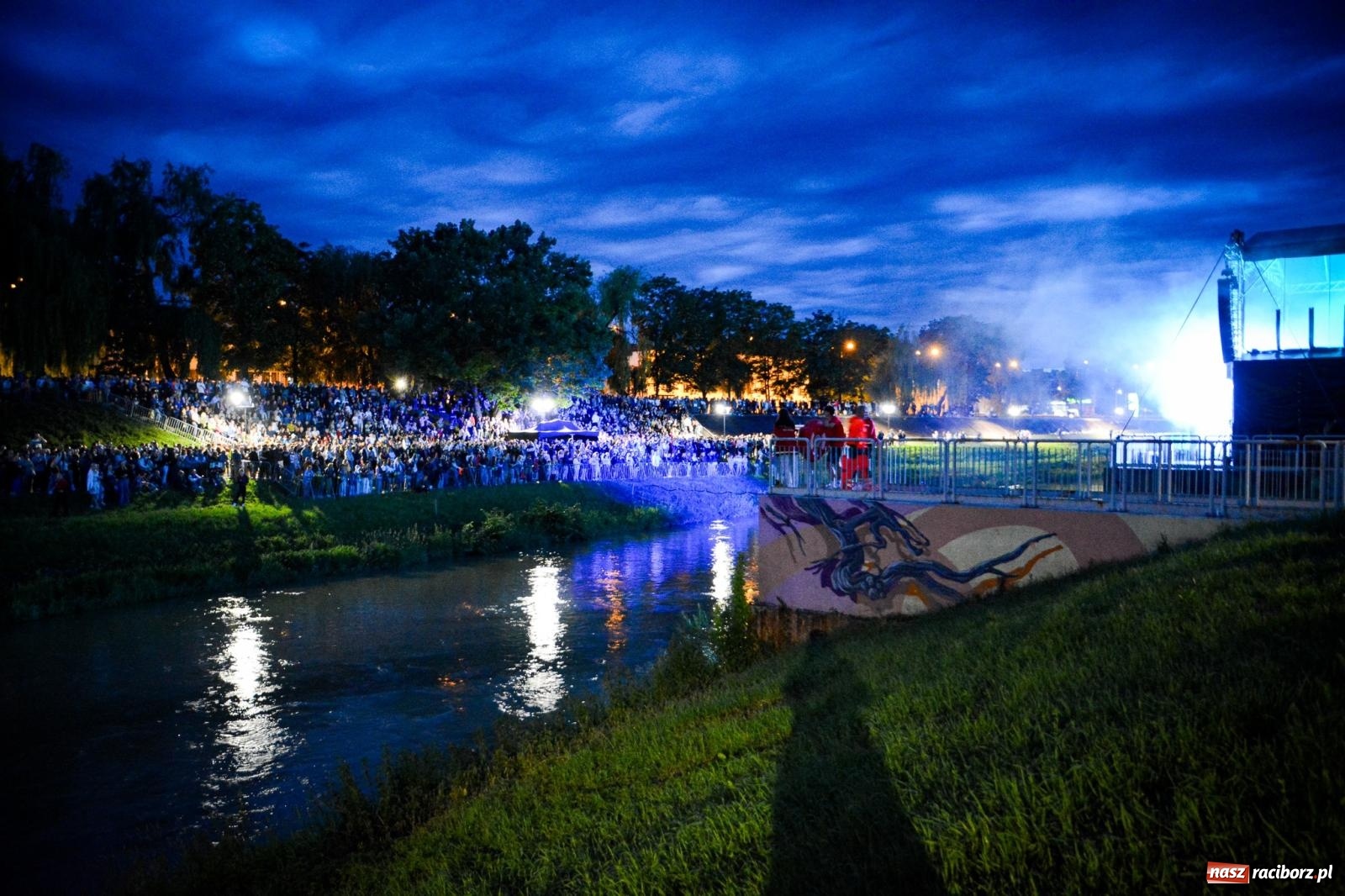 Zdjęcie w galerii na portalu naszraciborz.pl: Deszcz nie przegonił fanów – Viki Gabor i Grzegorz Hyży otworzyli Dni Raciborza [FOTO i WIDEO] wiadomości z regionu