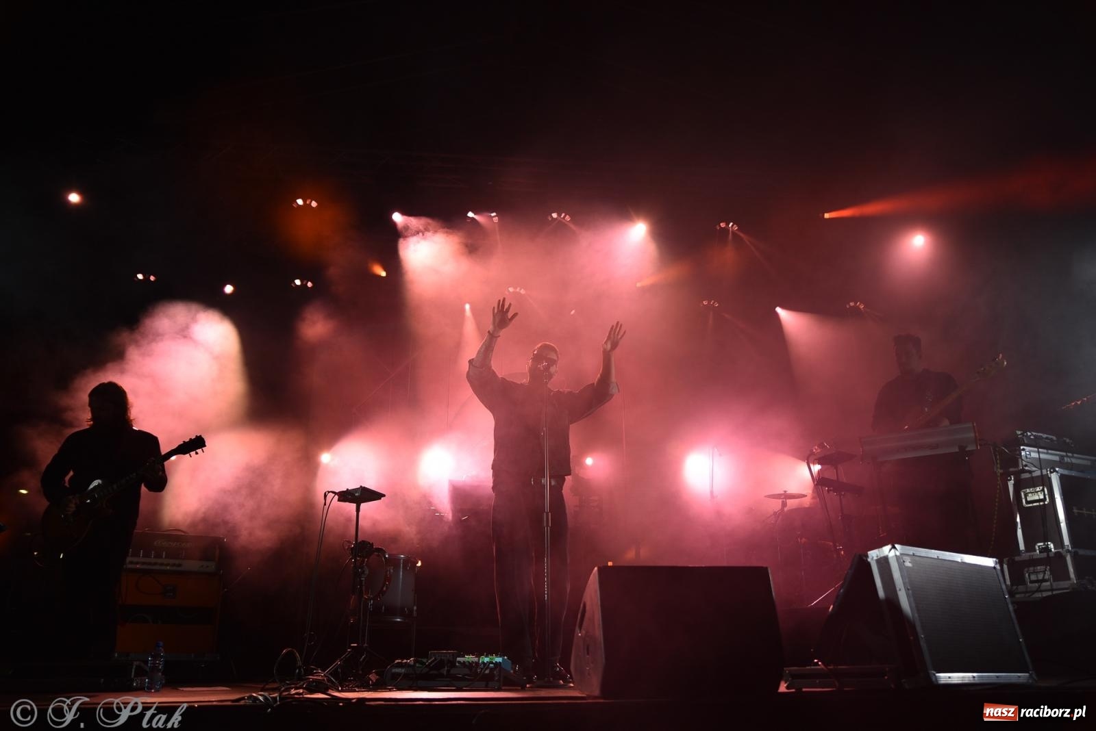 Zdjęcie w galerii na portalu naszraciborz.pl: Deszcz nie przegonił fanów – Viki Gabor i Grzegorz Hyży otworzyli Dni Raciborza [FOTO i WIDEO] wiadomości z regionu