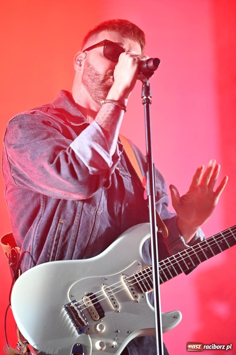 Zdjęcie w galerii na portalu naszraciborz.pl: Deszcz nie przegonił fanów – Viki Gabor i Grzegorz Hyży otworzyli Dni Raciborza [FOTO i WIDEO] wiadomości z regionu