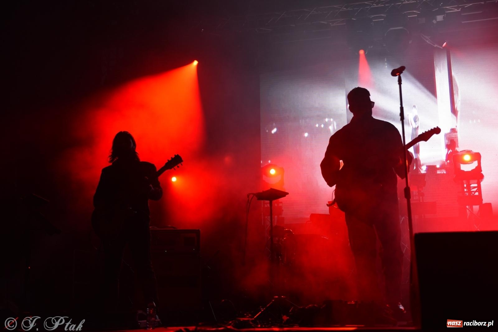 Zdjęcie w galerii na portalu naszraciborz.pl: Deszcz nie przegonił fanów – Viki Gabor i Grzegorz Hyży otworzyli Dni Raciborza [FOTO i WIDEO] wiadomości z regionu