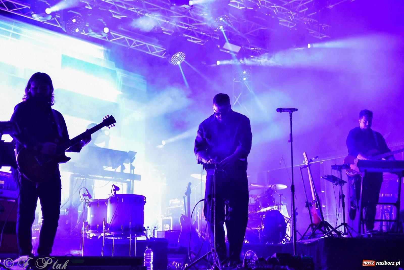 Zdjęcie w galerii na portalu naszraciborz.pl: Deszcz nie przegonił fanów – Viki Gabor i Grzegorz Hyży otworzyli Dni Raciborza [FOTO i WIDEO] wiadomości z regionu