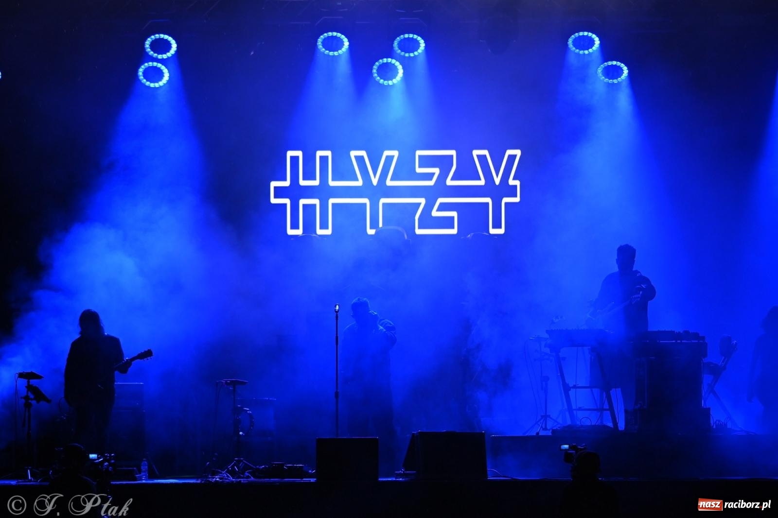 Zdjęcie w galerii na portalu naszraciborz.pl: Deszcz nie przegonił fanów – Viki Gabor i Grzegorz Hyży otworzyli Dni Raciborza [FOTO i WIDEO] wiadomości z regionu