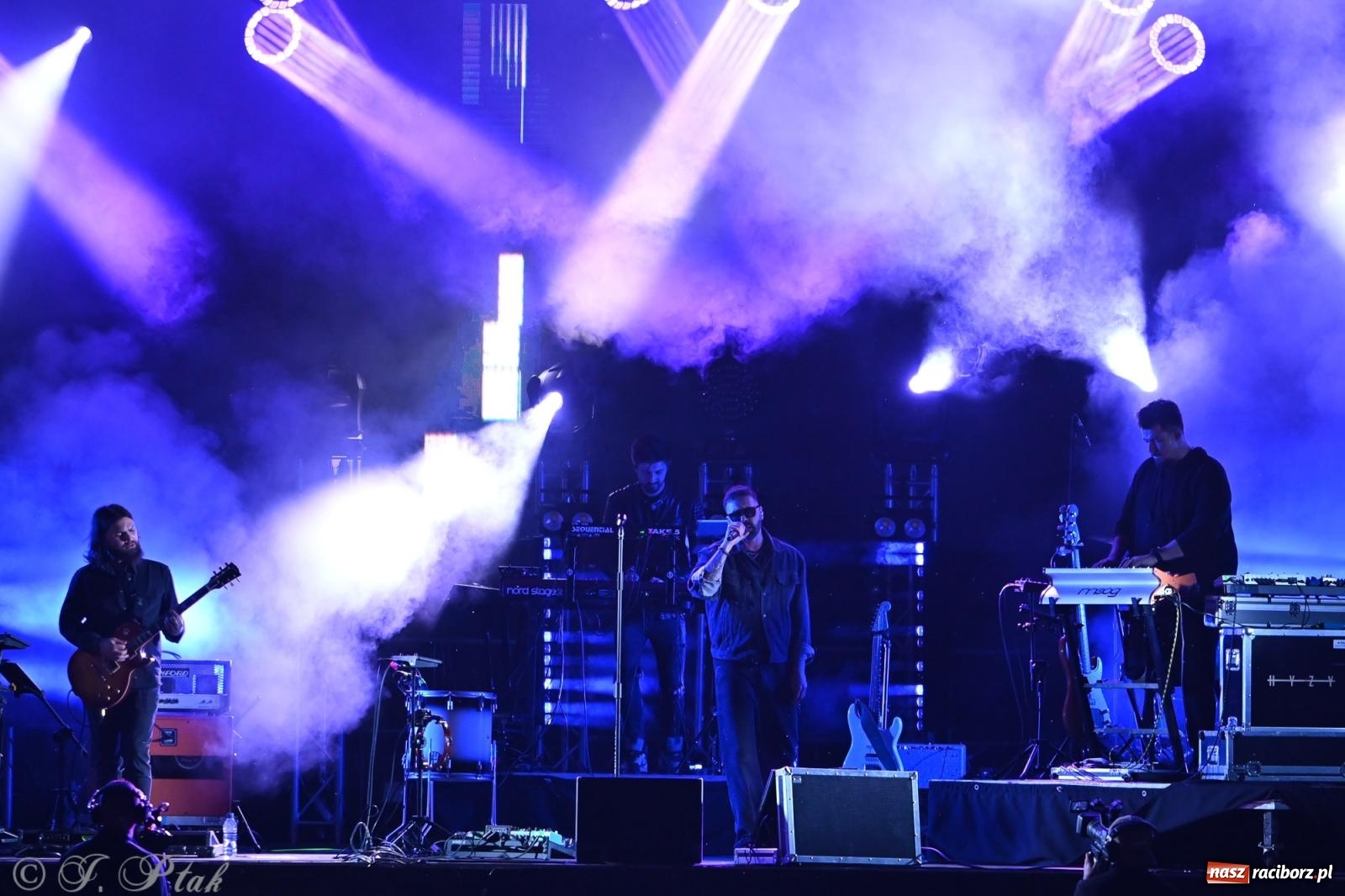 Zdjęcie w galerii na portalu naszraciborz.pl: Deszcz nie przegonił fanów – Viki Gabor i Grzegorz Hyży otworzyli Dni Raciborza [FOTO i WIDEO] wiadomości z regionu