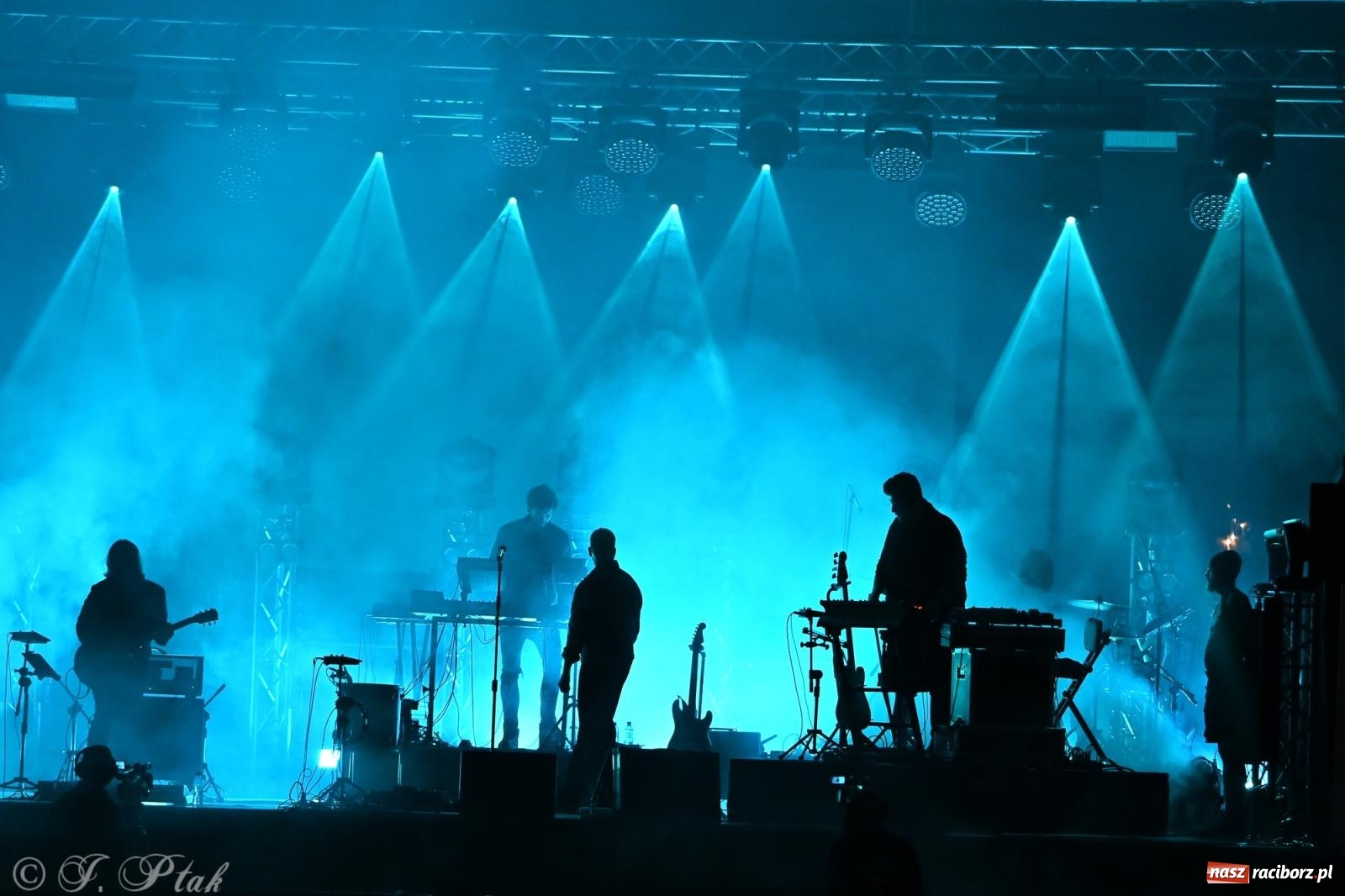 Zdjęcie w galerii na portalu naszraciborz.pl: Deszcz nie przegonił fanów – Viki Gabor i Grzegorz Hyży otworzyli Dni Raciborza [FOTO i WIDEO] wiadomości z regionu