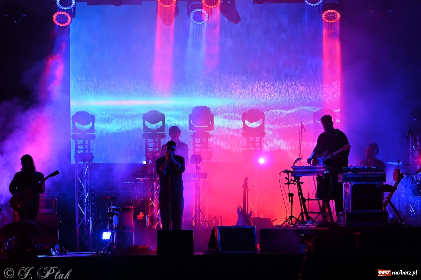 Zdjęcie w galerii na portalu naszraciborz.pl: Deszcz nie przegonił fanów – Viki Gabor i Grzegorz Hyży otworzyli Dni Raciborza [FOTO i WIDEO] wiadomości z regionu