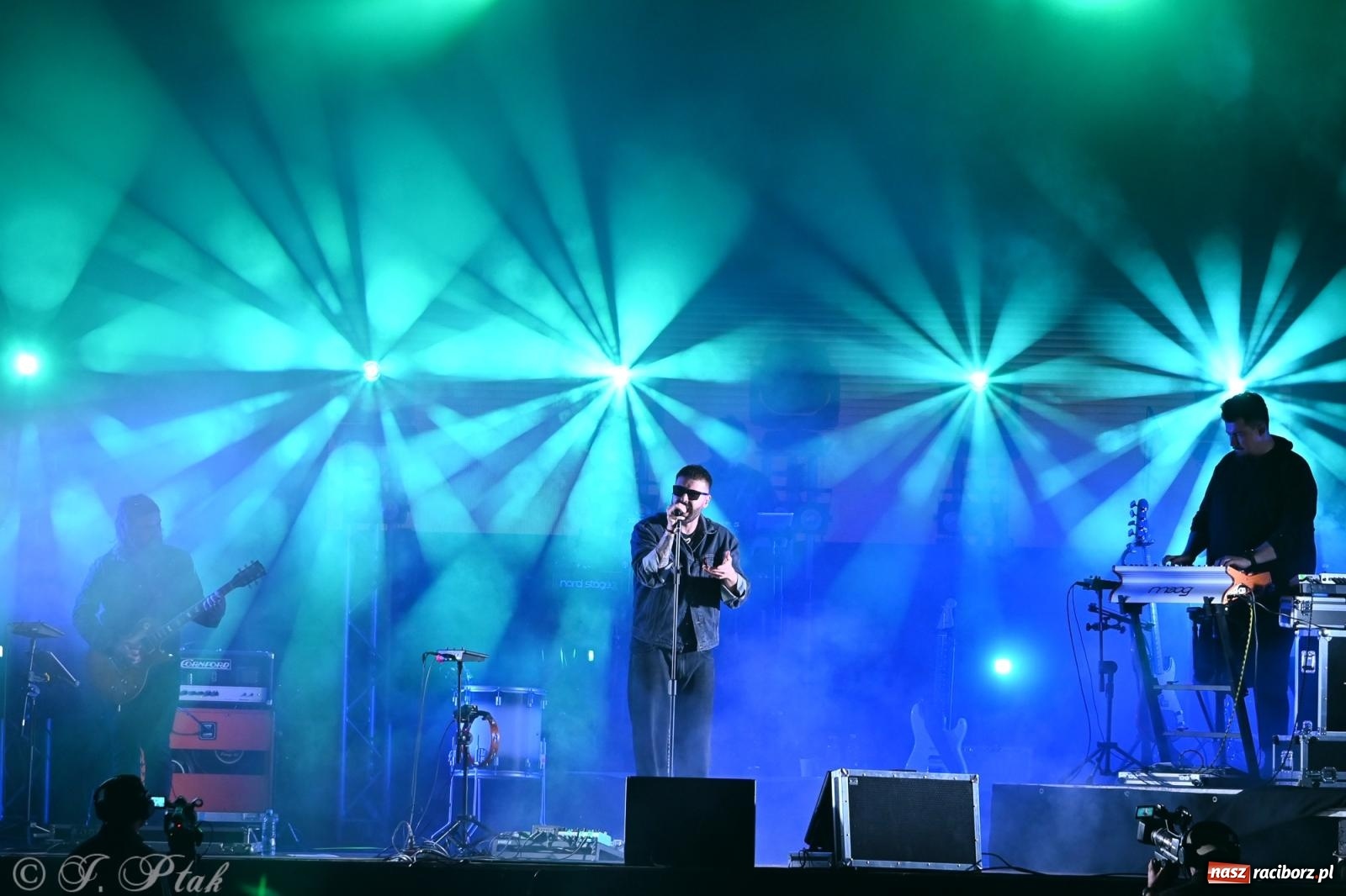 Zdjęcie w galerii na portalu naszraciborz.pl: Deszcz nie przegonił fanów – Viki Gabor i Grzegorz Hyży otworzyli Dni Raciborza [FOTO i WIDEO] wiadomości z regionu