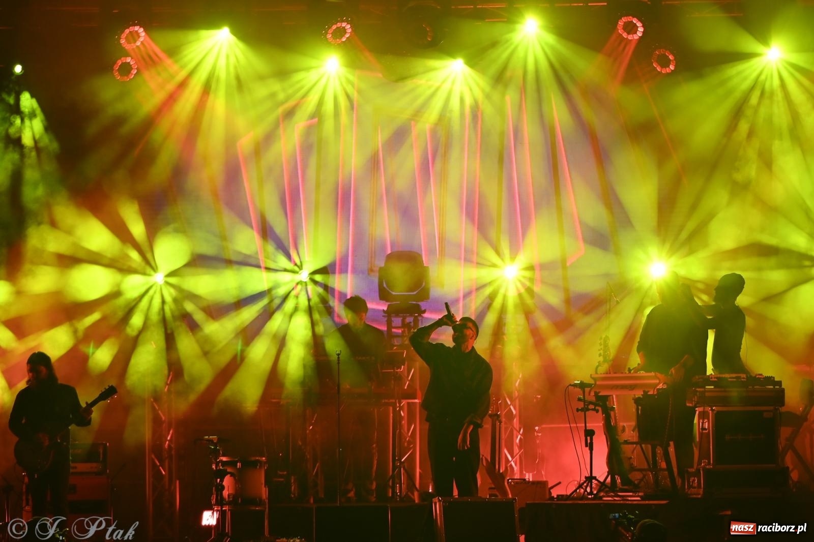 Zdjęcie w galerii na portalu naszraciborz.pl: Deszcz nie przegonił fanów – Viki Gabor i Grzegorz Hyży otworzyli Dni Raciborza [FOTO i WIDEO] wiadomości z regionu