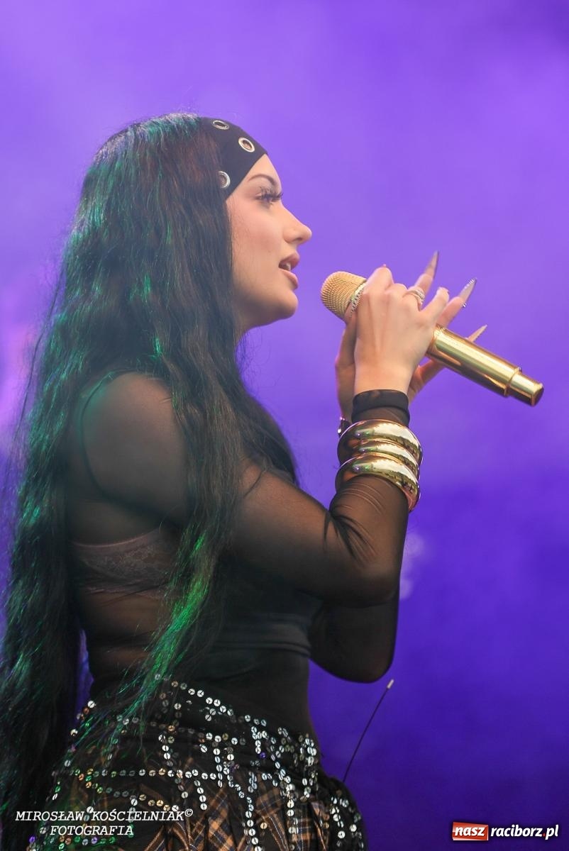 Zdjęcie w galerii na portalu naszraciborz.pl: Deszcz nie przegonił fanów – Viki Gabor i Grzegorz Hyży otworzyli Dni Raciborza [FOTO i WIDEO] wiadomości z regionu