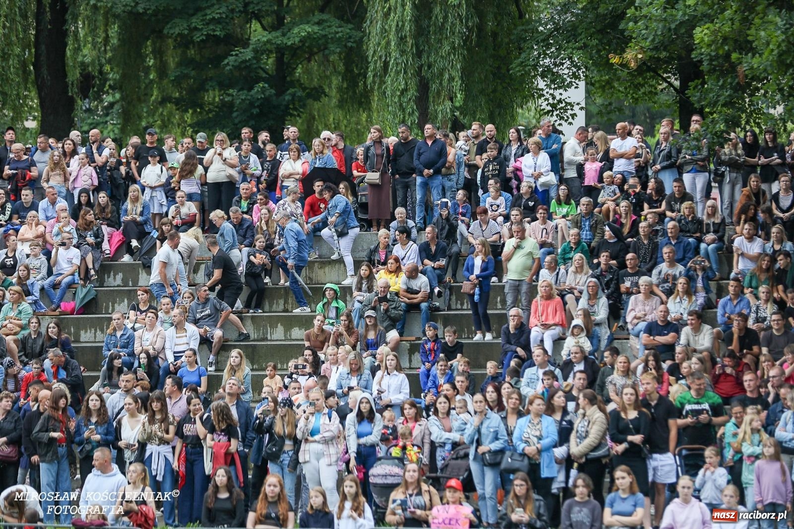 Zdjęcie w galerii na portalu naszraciborz.pl: Deszcz nie przegonił fanów – Viki Gabor i Grzegorz Hyży otworzyli Dni Raciborza [FOTO i WIDEO] wiadomości z regionu