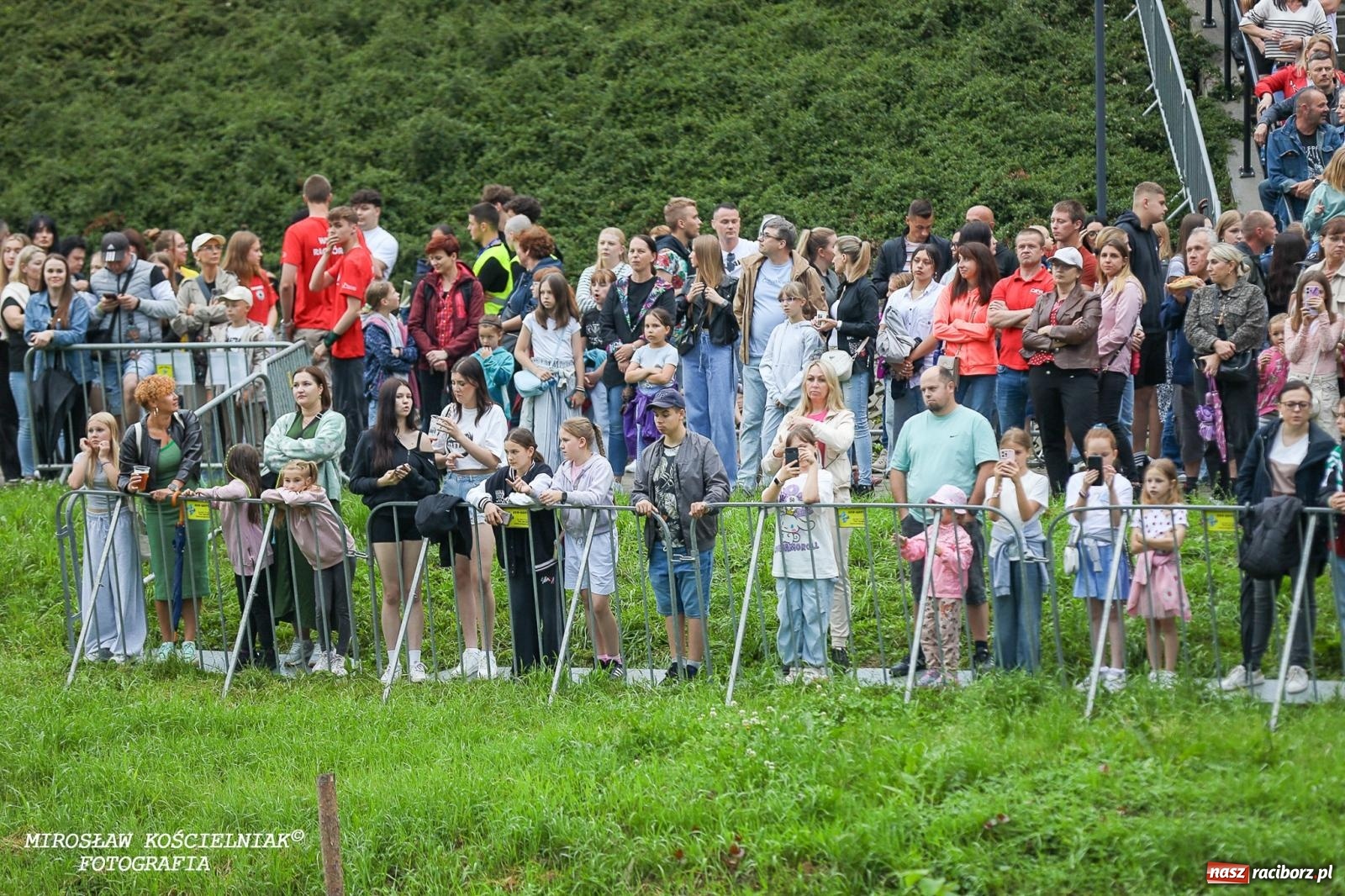 Zdjęcie w galerii na portalu naszraciborz.pl: Deszcz nie przegonił fanów – Viki Gabor i Grzegorz Hyży otworzyli Dni Raciborza [FOTO i WIDEO] wiadomości z regionu