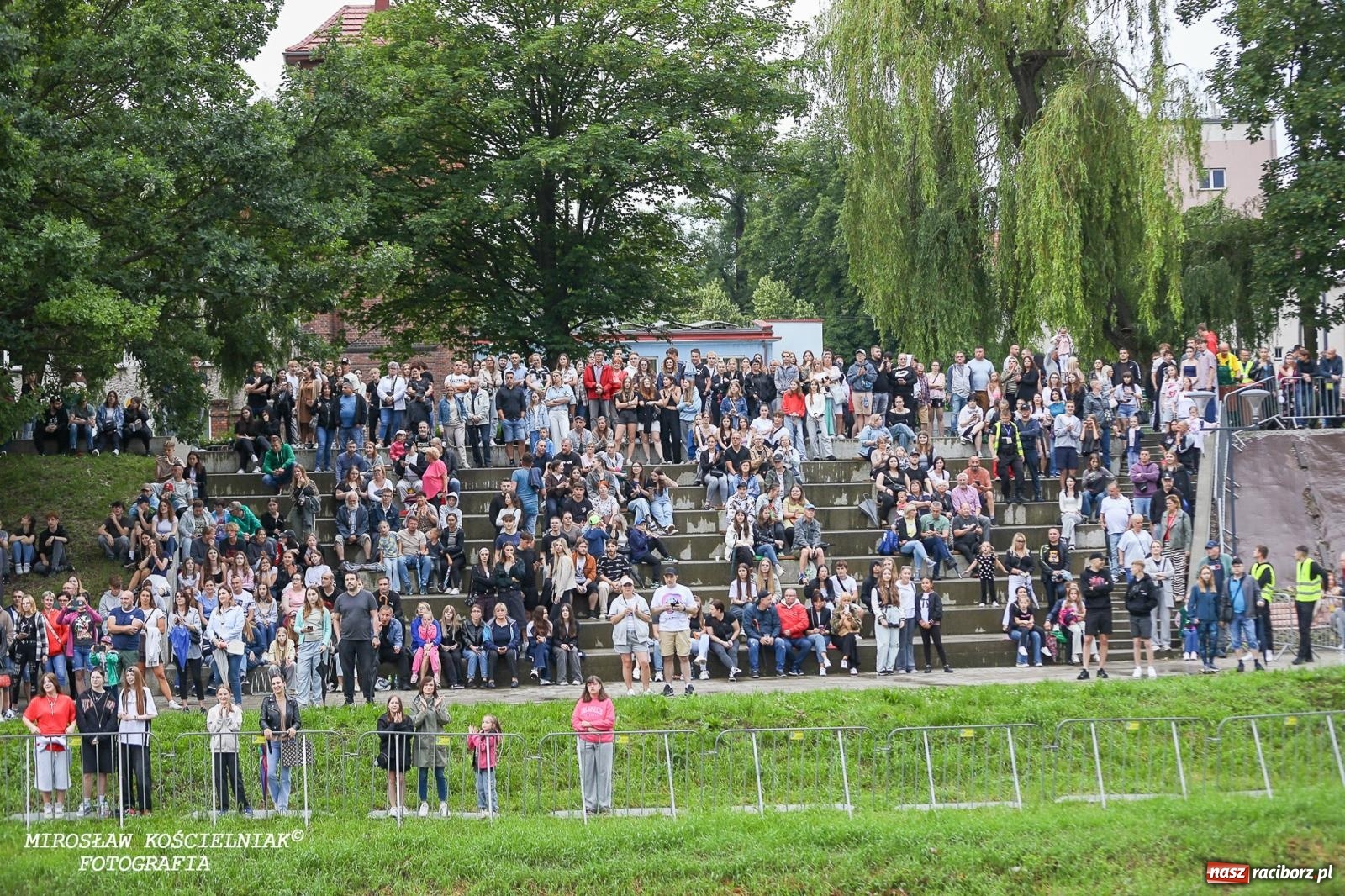 Zdjęcie w galerii na portalu naszraciborz.pl: Deszcz nie przegonił fanów – Viki Gabor i Grzegorz Hyży otworzyli Dni Raciborza [FOTO i WIDEO] wiadomości z regionu