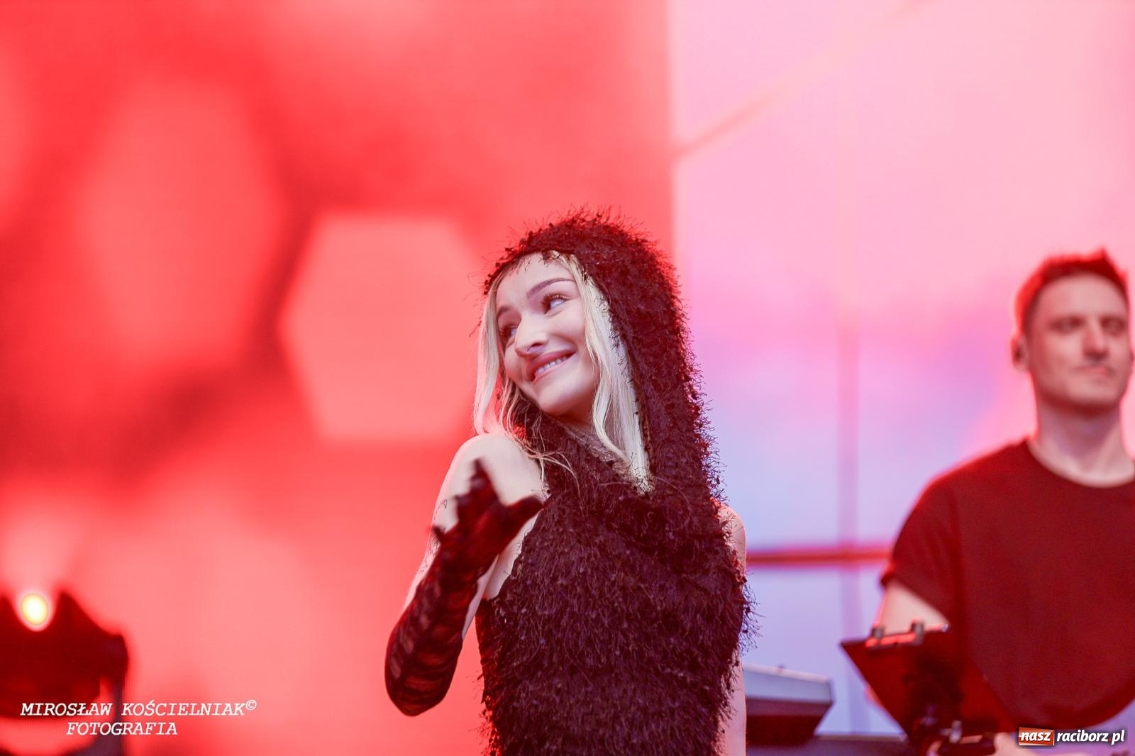 Zdjęcie w galerii na portalu naszraciborz.pl: Deszcz nie przegonił fanów – Viki Gabor i Grzegorz Hyży otworzyli Dni Raciborza [FOTO i WIDEO] wiadomości z regionu