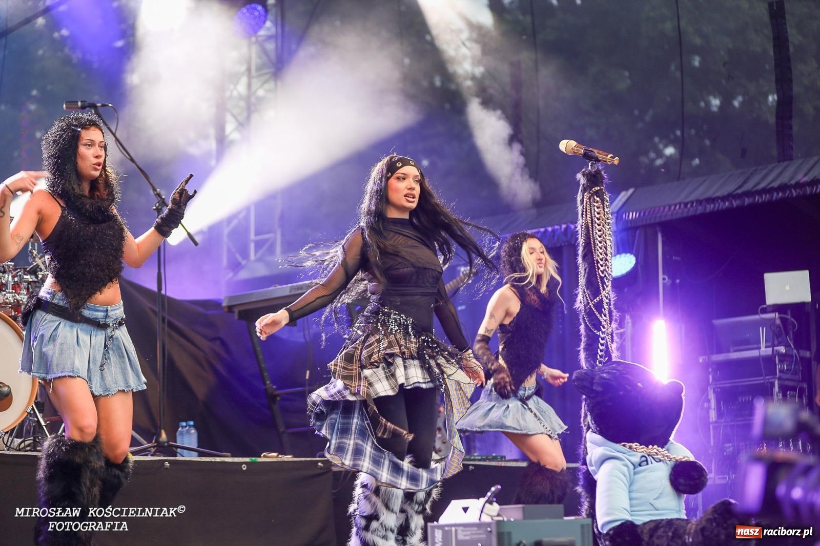 Zdjęcie w galerii na portalu naszraciborz.pl: Deszcz nie przegonił fanów – Viki Gabor i Grzegorz Hyży otworzyli Dni Raciborza [FOTO i WIDEO] wiadomości z regionu