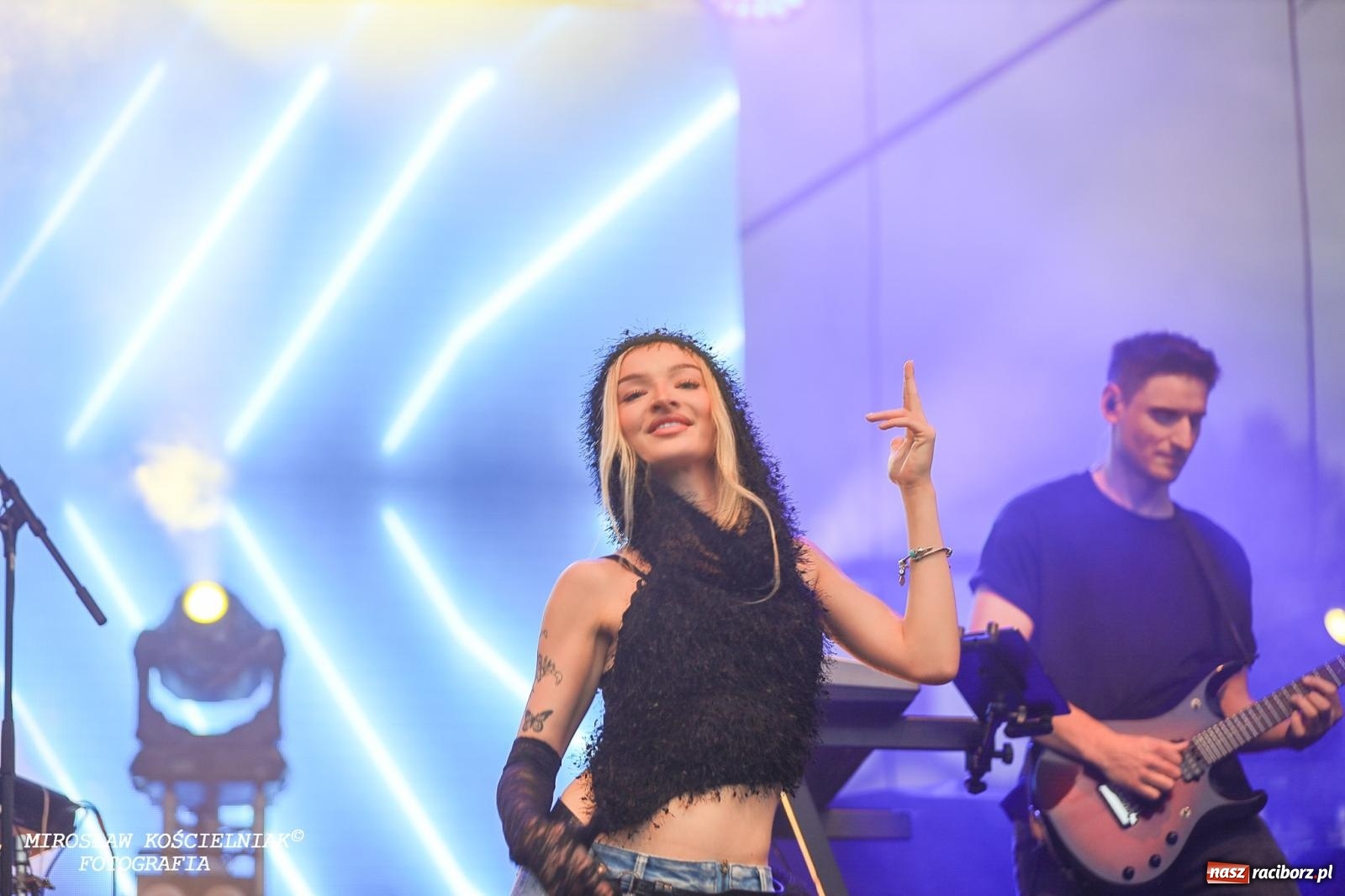 Zdjęcie w galerii na portalu naszraciborz.pl: Deszcz nie przegonił fanów – Viki Gabor i Grzegorz Hyży otworzyli Dni Raciborza [FOTO i WIDEO] wiadomości z regionu