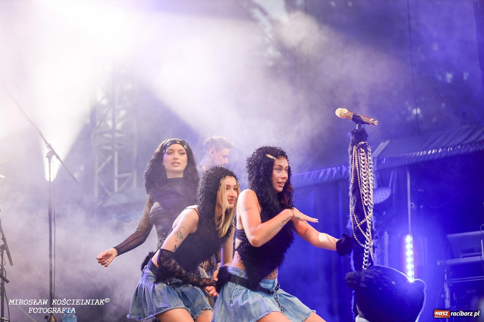 Zdjęcie w galerii na portalu naszraciborz.pl: Deszcz nie przegonił fanów – Viki Gabor i Grzegorz Hyży otworzyli Dni Raciborza [FOTO i WIDEO] wiadomości z regionu