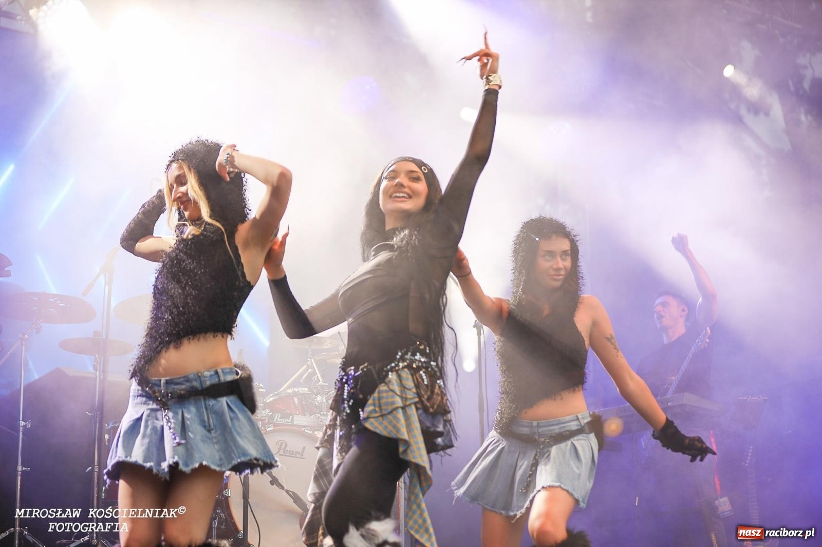 Zdjęcie w galerii na portalu naszraciborz.pl: Deszcz nie przegonił fanów – Viki Gabor i Grzegorz Hyży otworzyli Dni Raciborza [FOTO i WIDEO] wiadomości z regionu