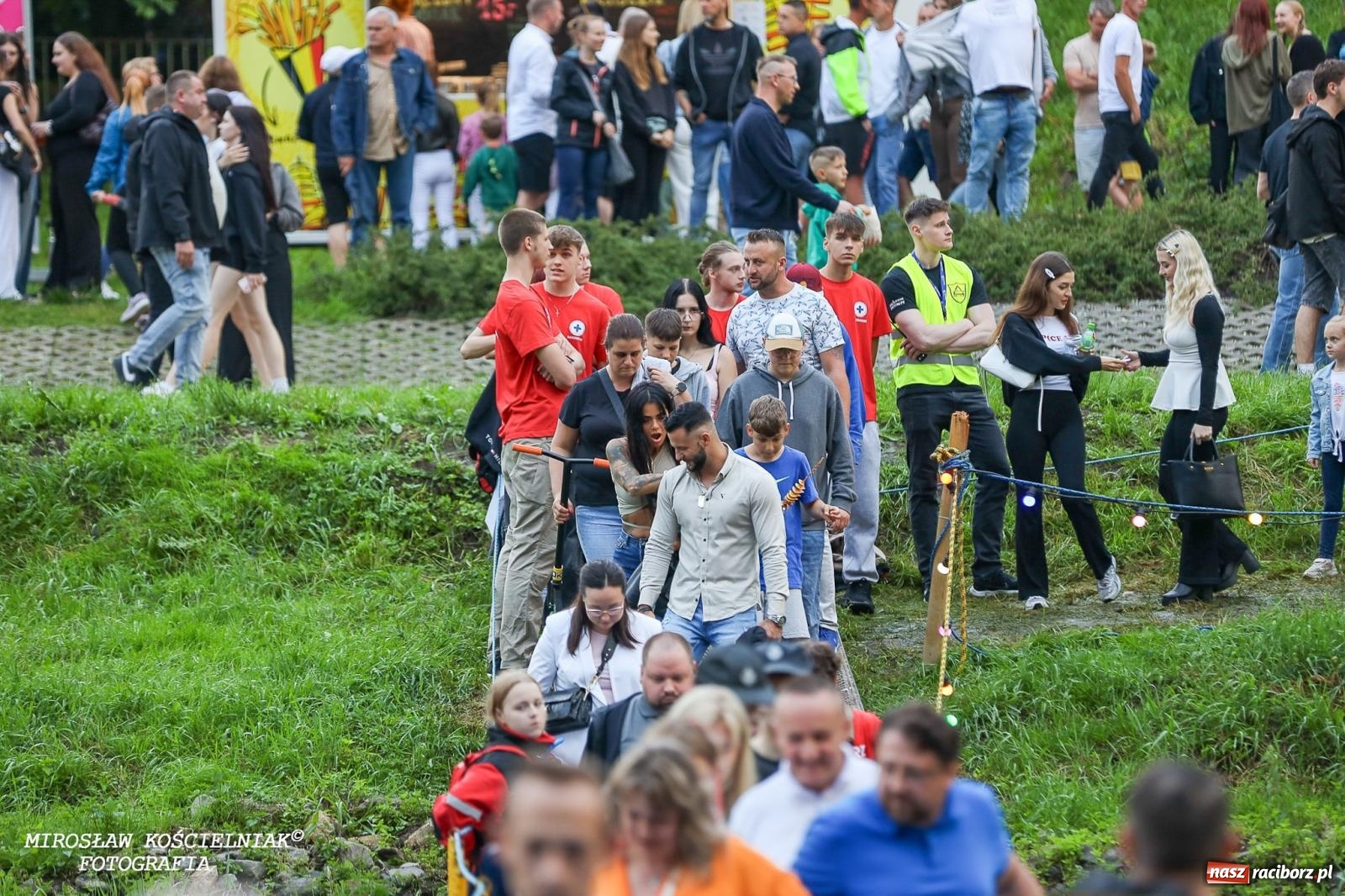 Zdjęcie w galerii na portalu naszraciborz.pl: Deszcz nie przegonił fanów – Viki Gabor i Grzegorz Hyży otworzyli Dni Raciborza [FOTO i WIDEO] wiadomości z regionu